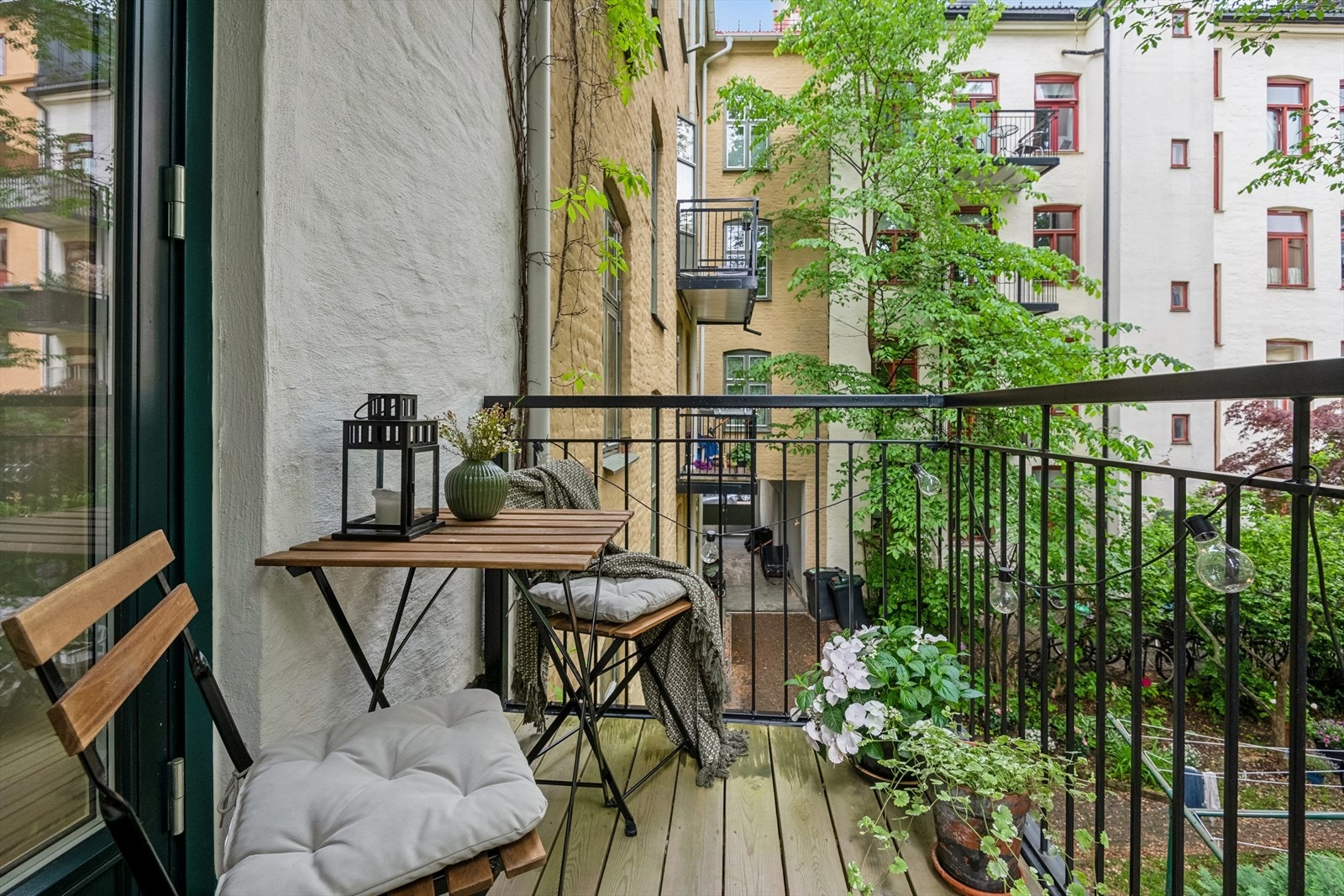 Koselig østvendt balkong på ca. 3 m² med plass til sittegruppe og beplantning. Galleribilde