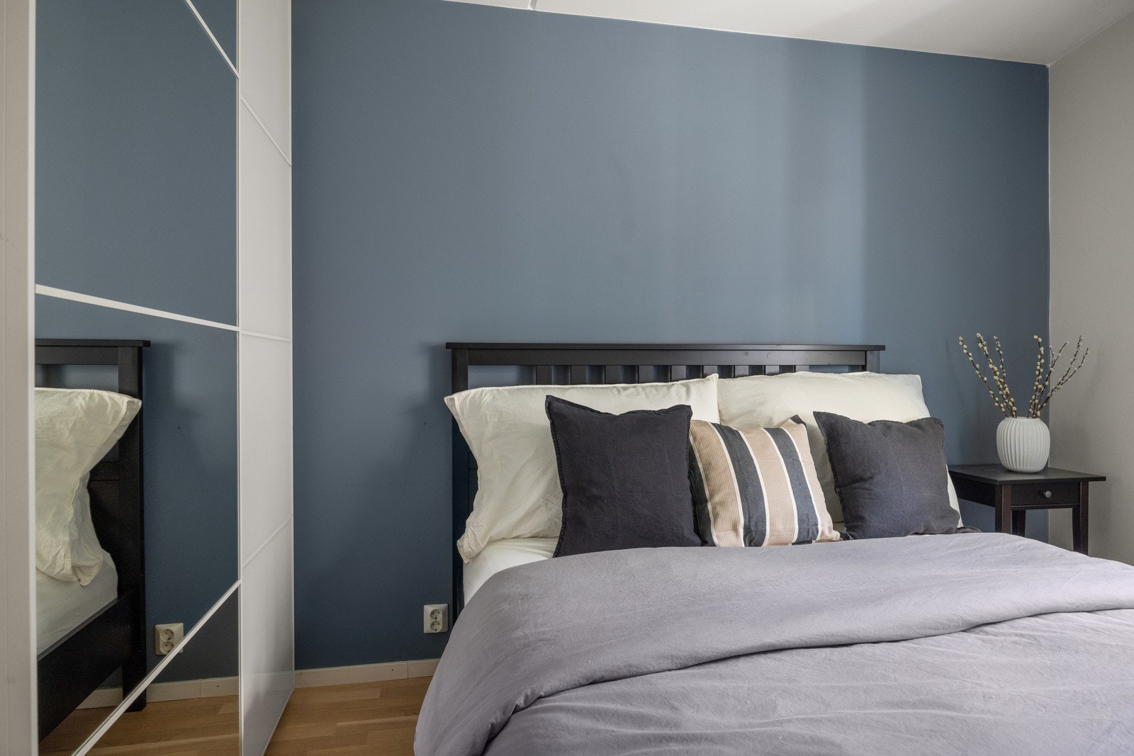 Rommet vender inn mot rolig bakgård. Galleribilde
