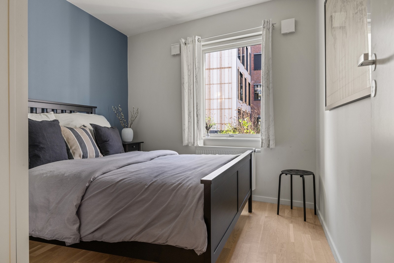 Meget romslig og luftig soverom med god plass til stor dobbeltseng, nattbord, og øvrig møblement. Galleribilde