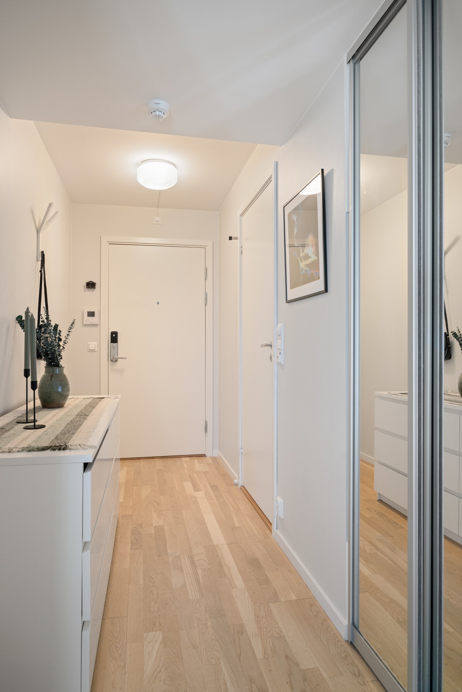 Det er også plass til andre oppbevaringsløsninger som kommode, skoskap, knagger etc. Galleribilde
