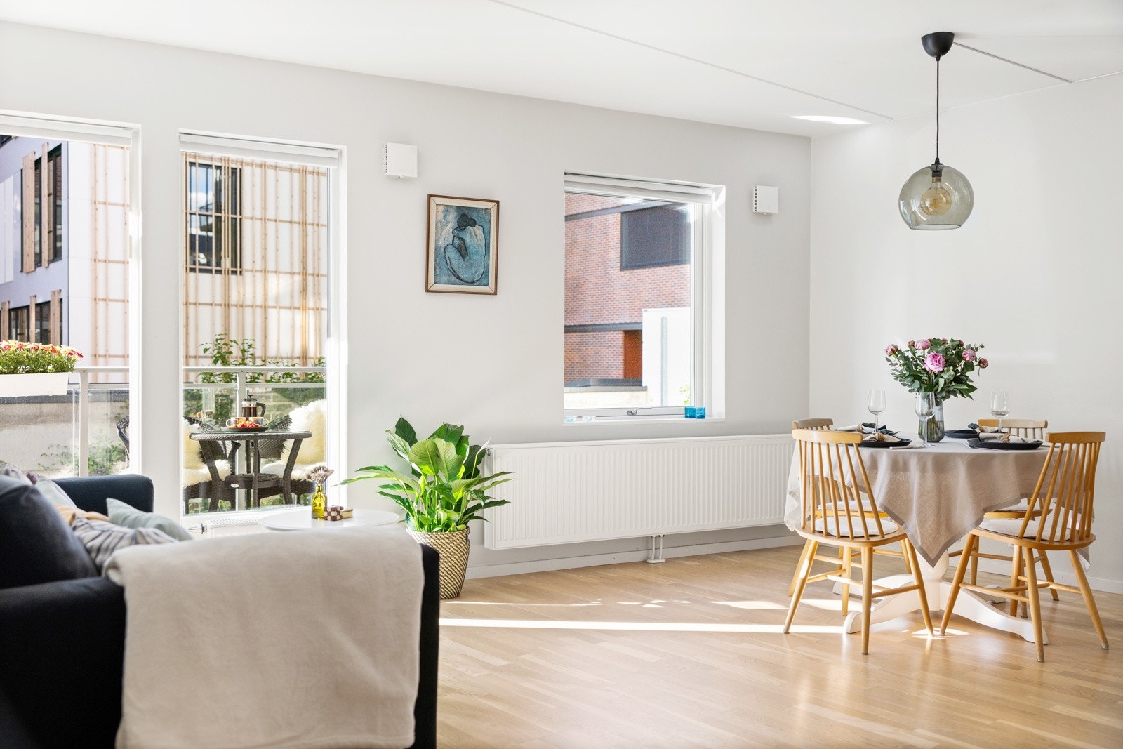 Store vindusflater som slipper inn rikelig med naturlig lys og gir leiligheten en god romfølelse og atmosfære. Galleribilde