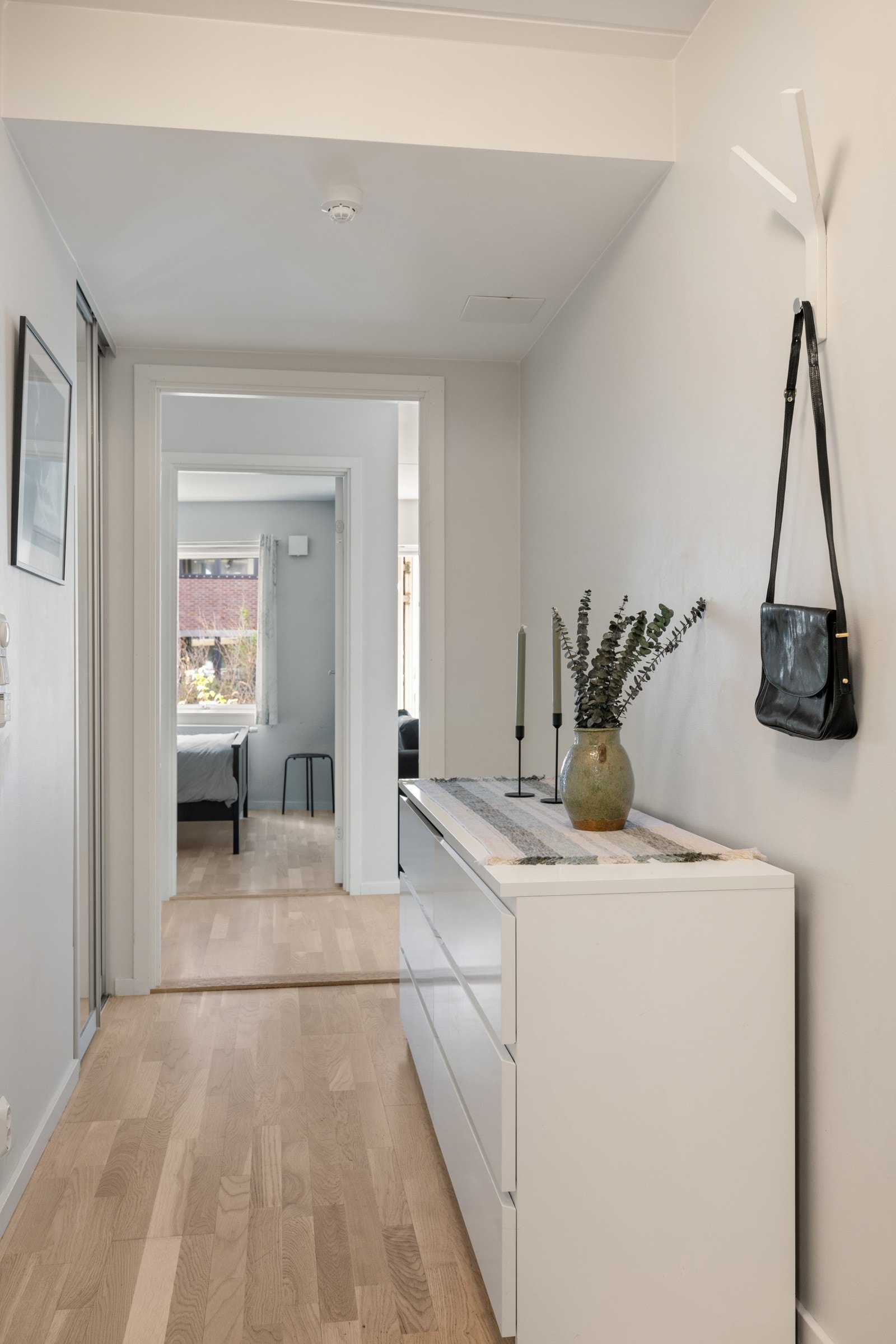 Fin entré med god plass til oppbevaring av yttertøy og sko i skyvedørsgarderobe. Galleribilde
