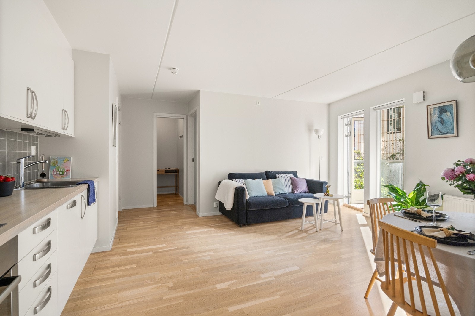 Gode møbleringsmuligheter for sofagruppe, TV-seksjon, spisebord og annet ønsket møblement. Galleribilde