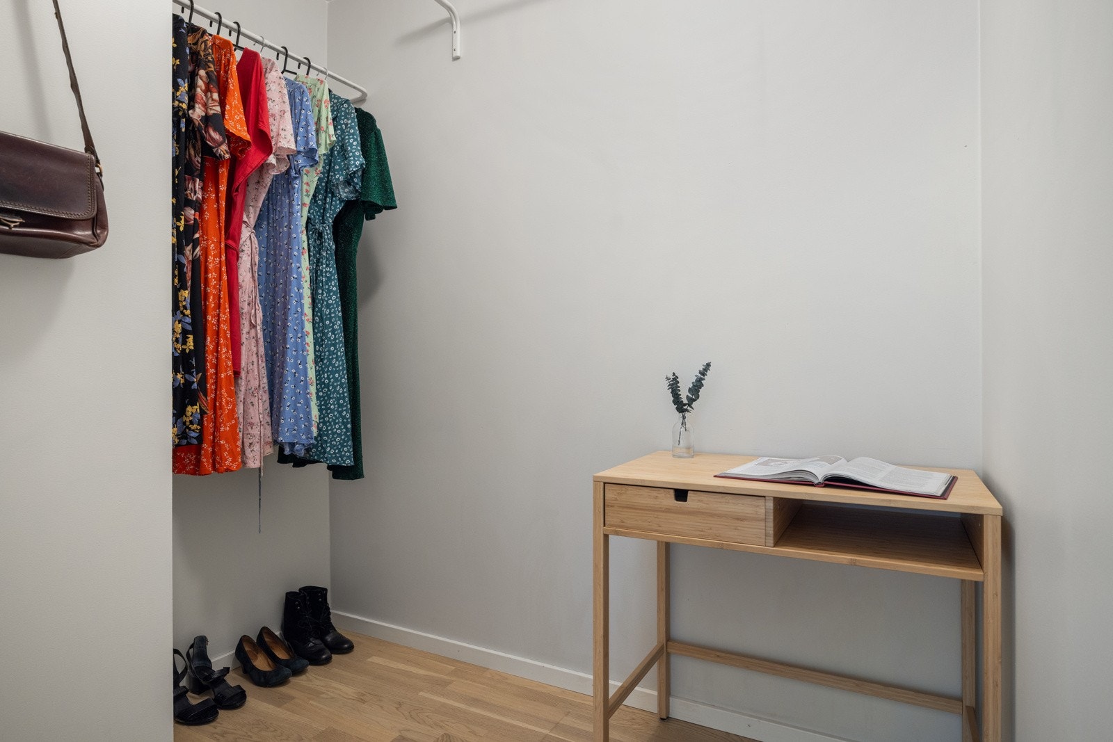 Svært praktisk, innvendig bod for ekstra med oppbevaringsplass. Boden kan benyttes som walk in garderobe, kontor eller kun lagring - alt etter ønske og behov. Galleribilde