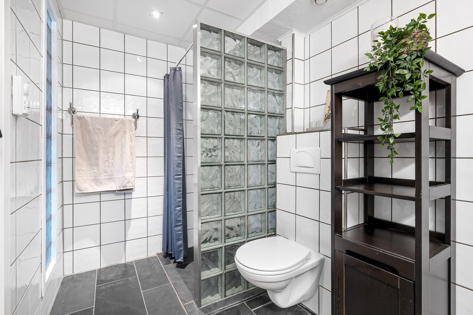 - Badet er pent med fliser på gulv/vegger, samt varmekaberl i gulv - Galleribilde