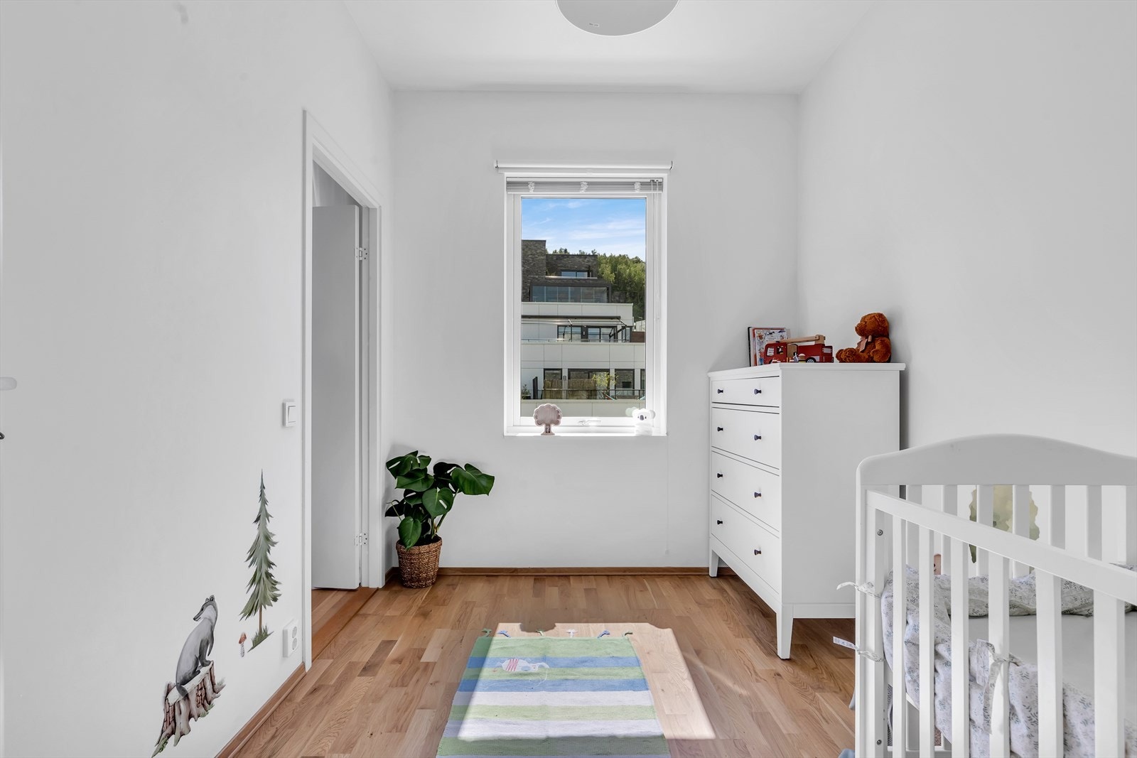 Soverom 3 i boligen brukes som et barnerom i dag og adkomst fra stuen. Galleribilde