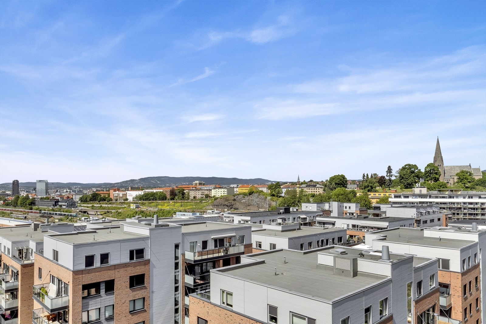 Fra luftebalkongen har man en flott utsikt. Her ser man Vålerengakirke, Oslo Plaza og mye mer. Galleribilde