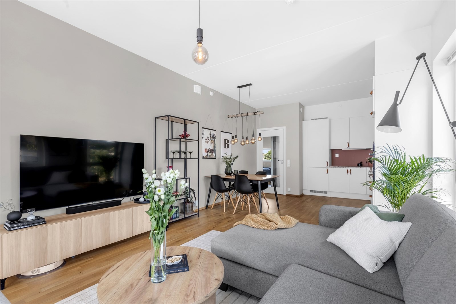 Leiligheten er malt i delikate og tidsriktige farger. Galleribilde