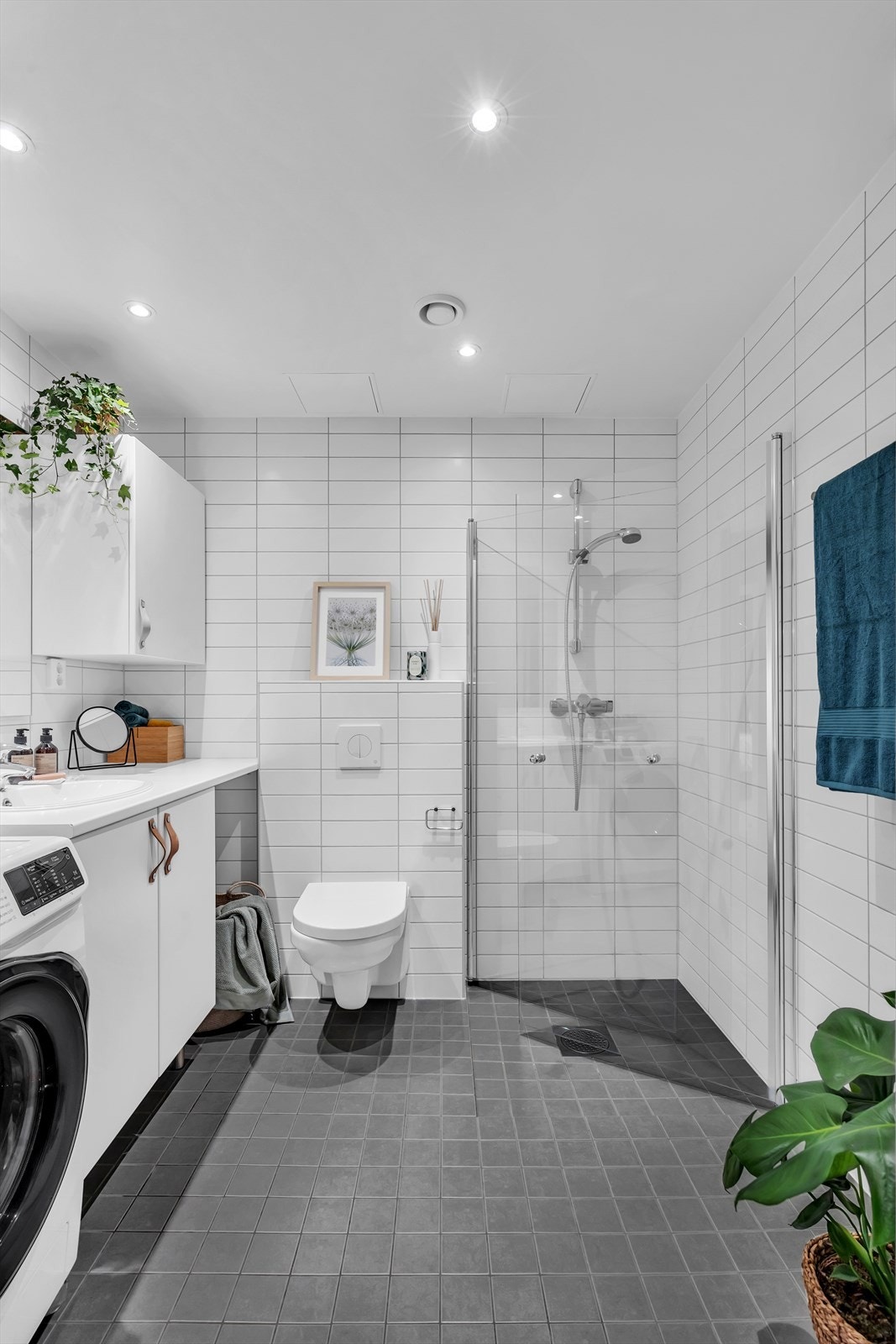 Innredet med vegghengt klosett, servant nedfelt i innredning, speil og dusjhjørne med svingbare glassdører. Opplegg for vaskemaskin. Balansert ventilasjon. Galleribilde