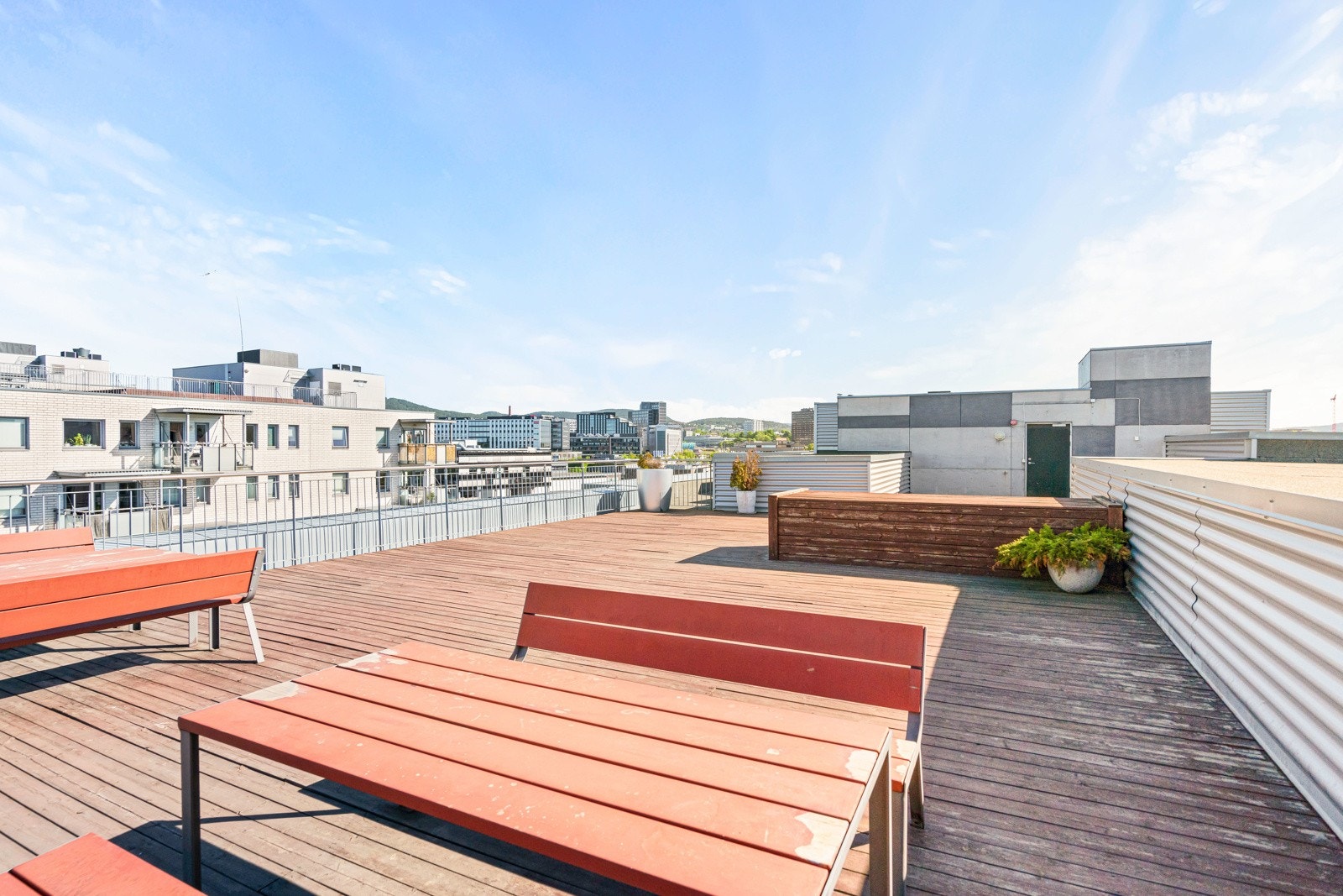 Borettslaget har en stor felles takterrasse til benyttelse av beboerne. Her har man meget gode solforhold og flott utsikt. Galleribilde