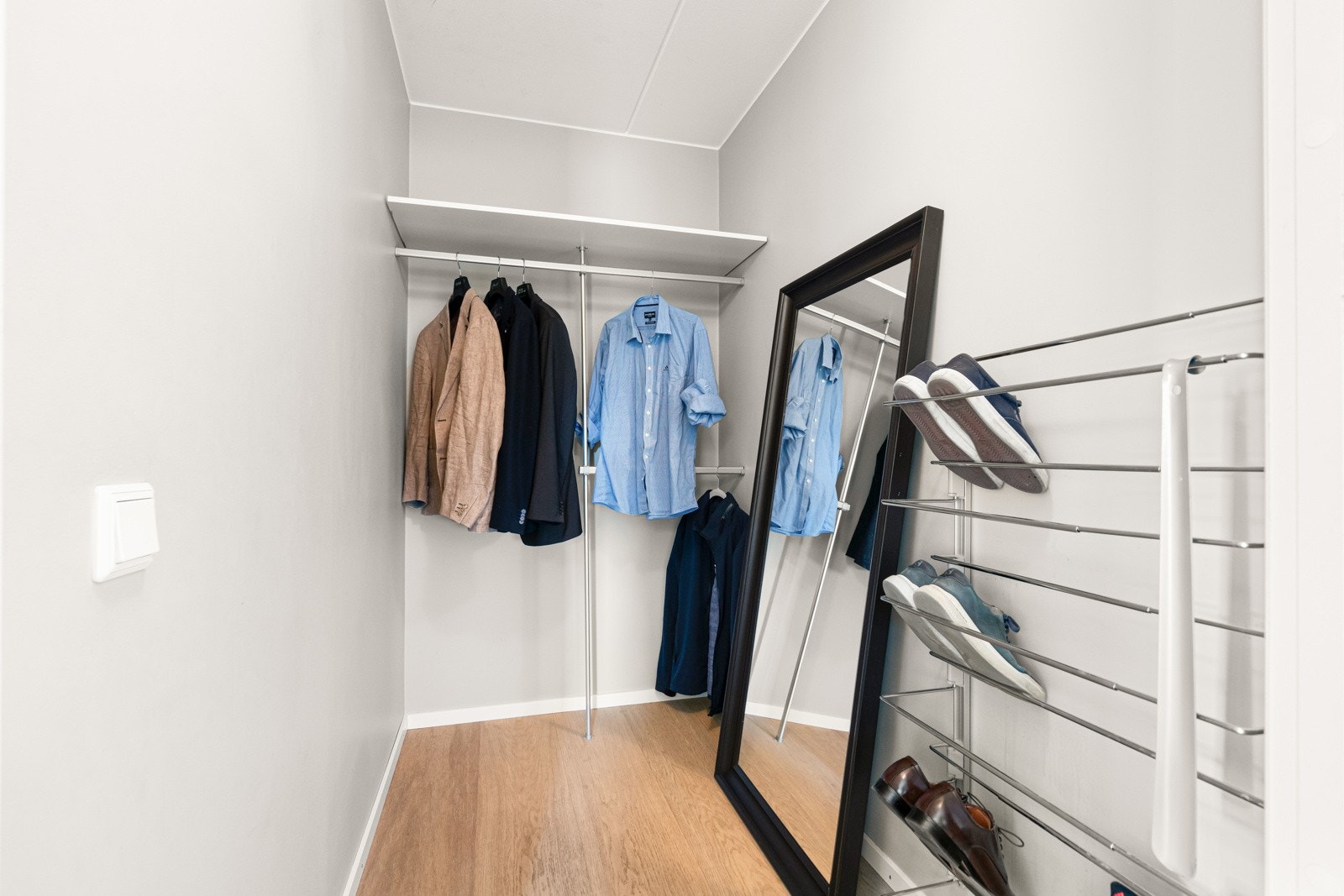 I tillegg til oppbevaringsmuligheter i garderobeskap og bod i felles bodområde, har leiligheten en praktisk garderobe med adkomst fra gangen. Her har man masse oppbevaringsplass. Galleribilde