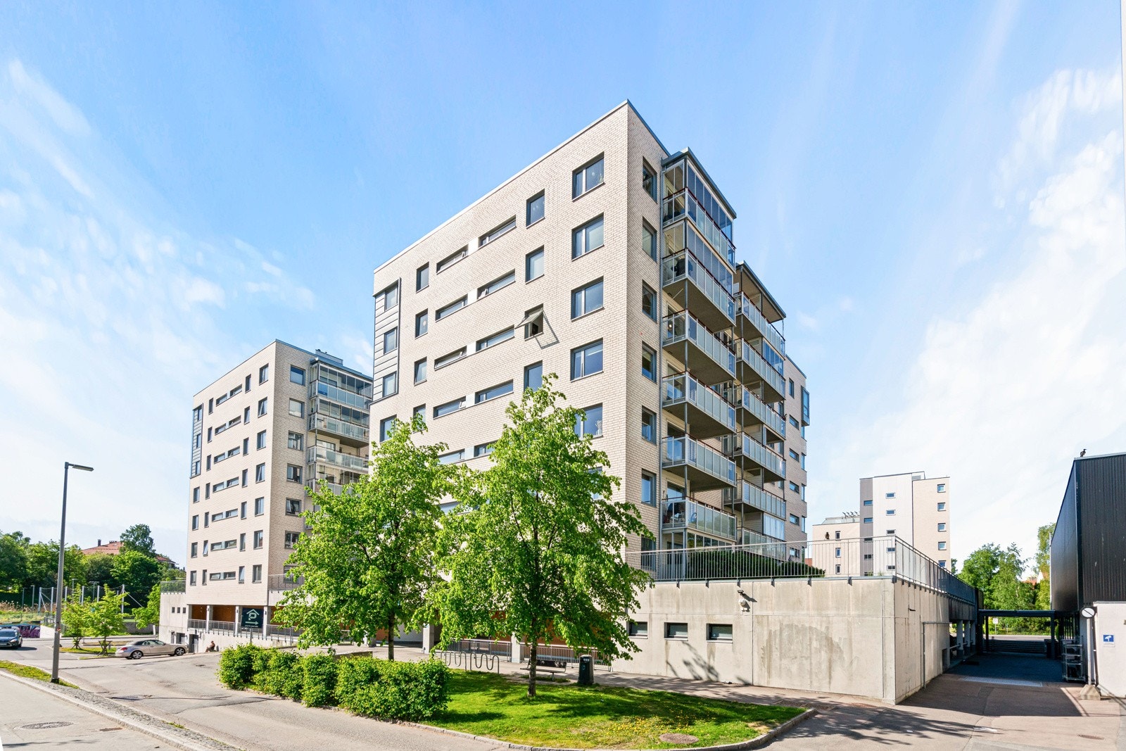 Moderne bygningsmasse fra 2006 med næring på gateplan med alt man trenger av servicefasiliteter i dagliglivet. Galleribilde