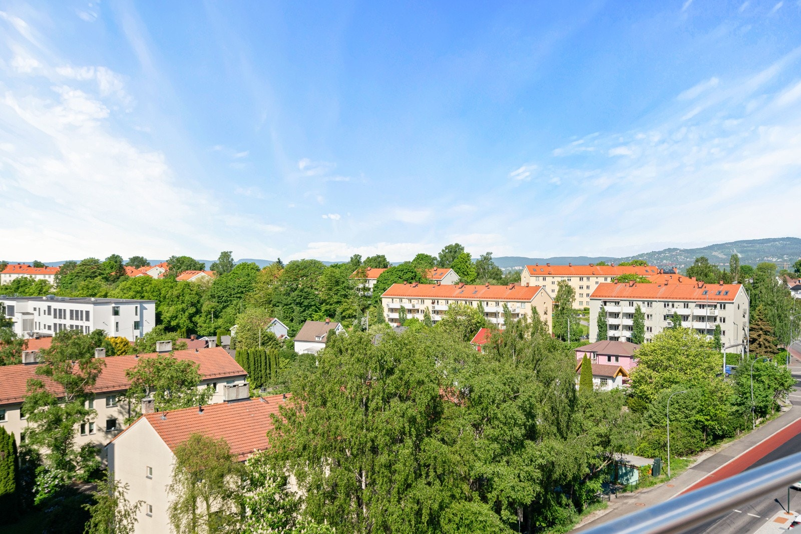 Flotte utsiktsforhold fra luftig takterrasse. Galleribilde