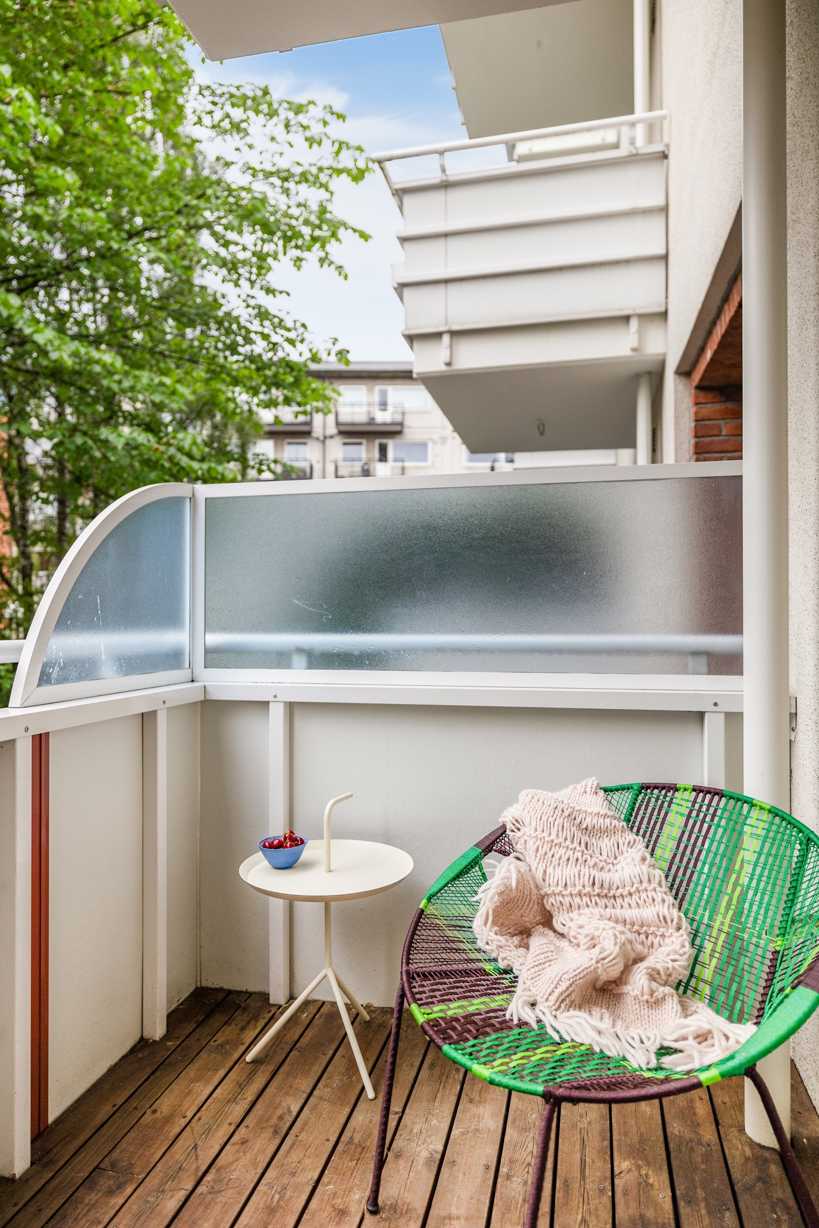 Balkongen fungerer som en naturlig forlengelse av leiligheten på varmere dager. Her kan man nyte sene sommerkvelder! Galleribilde