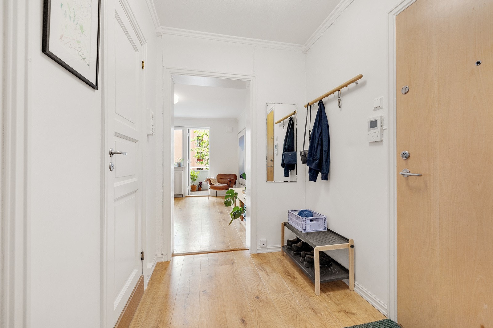 Du ønskes velkommen inn i en lys, innbydende og praktisk entré. Galleribilde