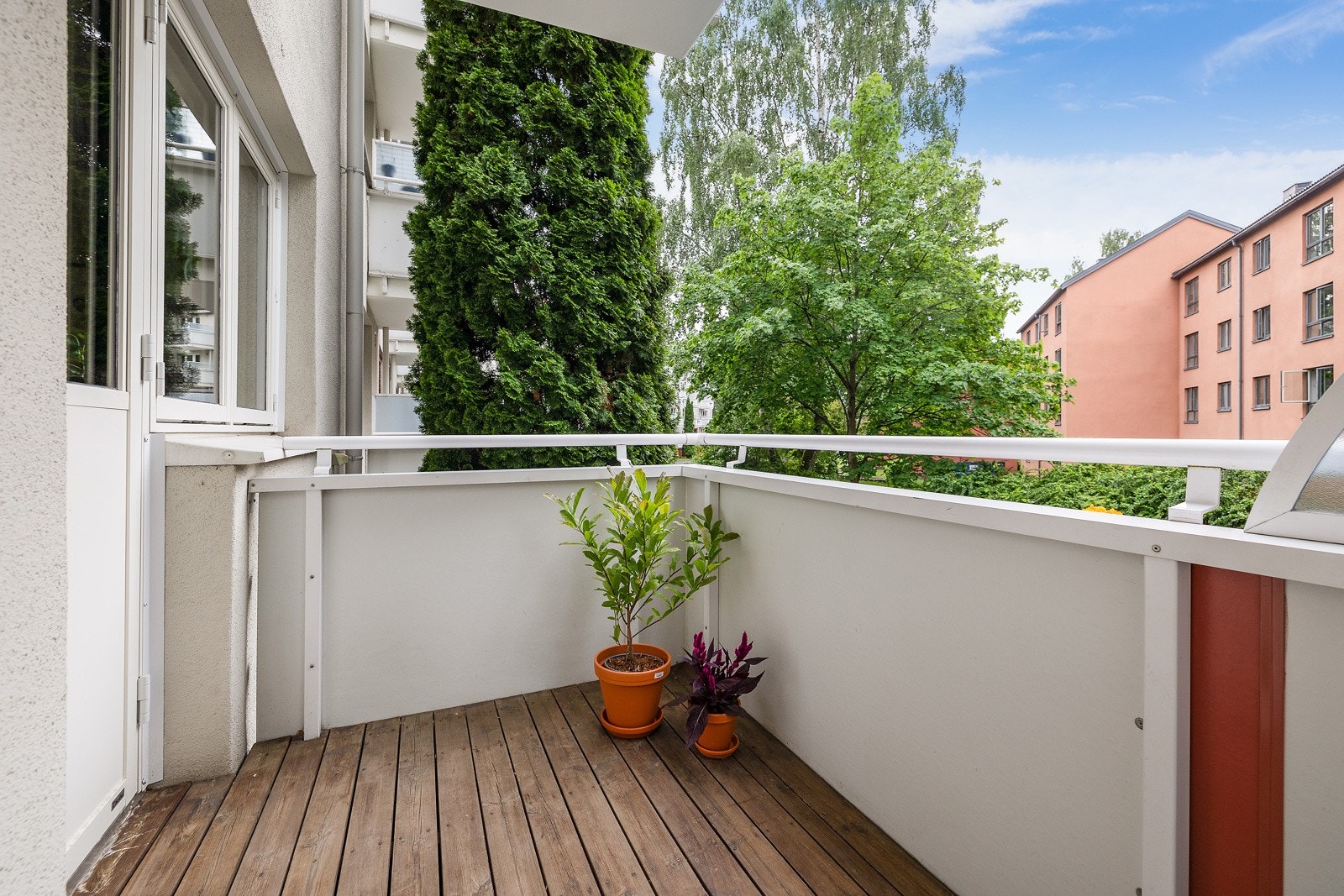 Hyggelig beboelse og utsikt ut fra balkongen. Galleribilde