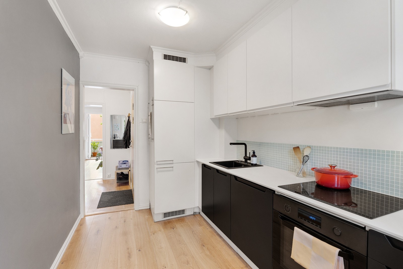 Kjøkkenet er fra 2020 med fronter i hvit og mørk blå matt utførelse. Galleribilde