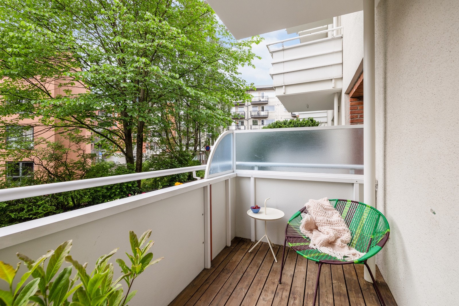 Balkongen vender mot vest, og har gode solforhold fra ca. kl. 12.30-18.00 på sommeren. Galleribilde