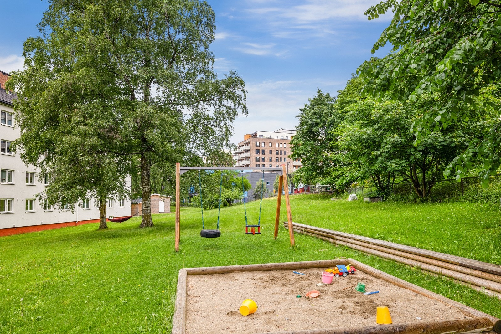 Sandkasse og lekestativ for de små. Galleribilde