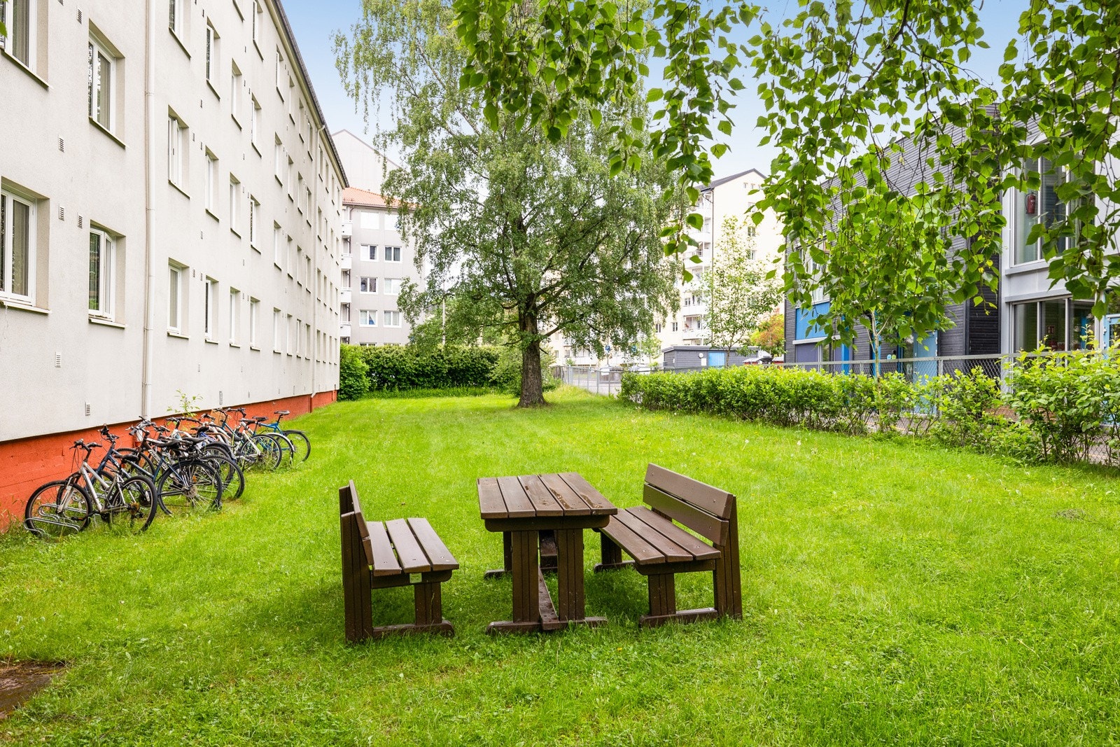 Uteområdet er innbydende med stort grøntareal. Galleribilde