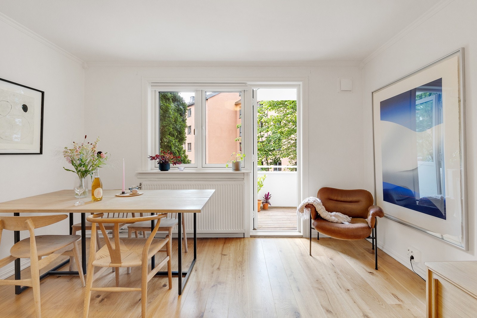 Her har du god plass til et romslig spisebord ved vinduet. Galleribilde