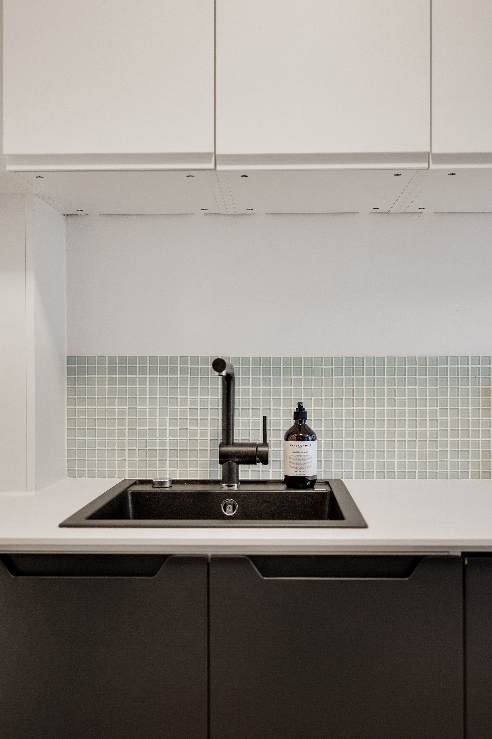 Videre inneholder kjøkkenet benkeplate i kompaktlaminat med nedsenket oppvaskkum og fliser i benkerygg. Galleribilde