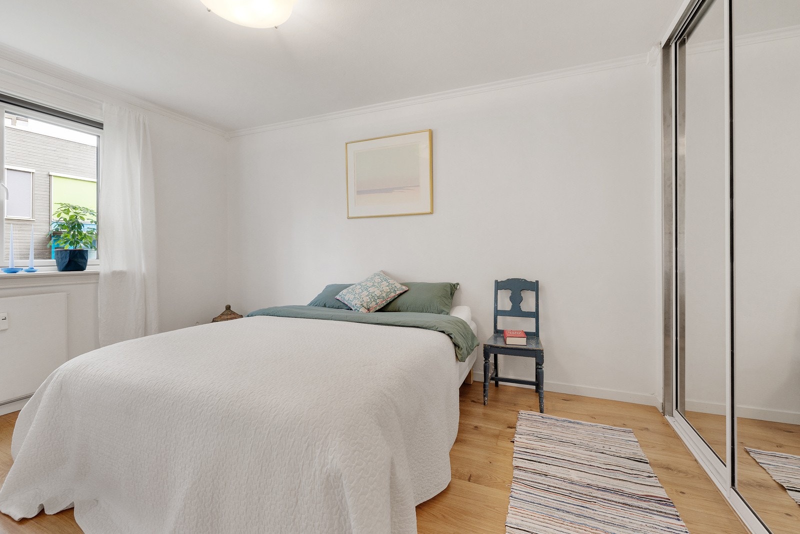 Soverommet har en-stavs parkett på gulv og veggene ble malt i 2020. Galleribilde