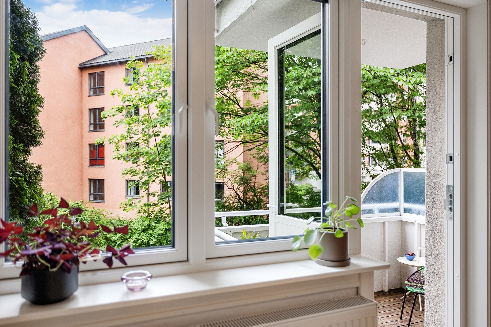 Gaten utenfor er en rolig gate, hvor det ikke er naturlig å kjøre gjennom for andre enn beboerne i borettslaget. Galleribilde