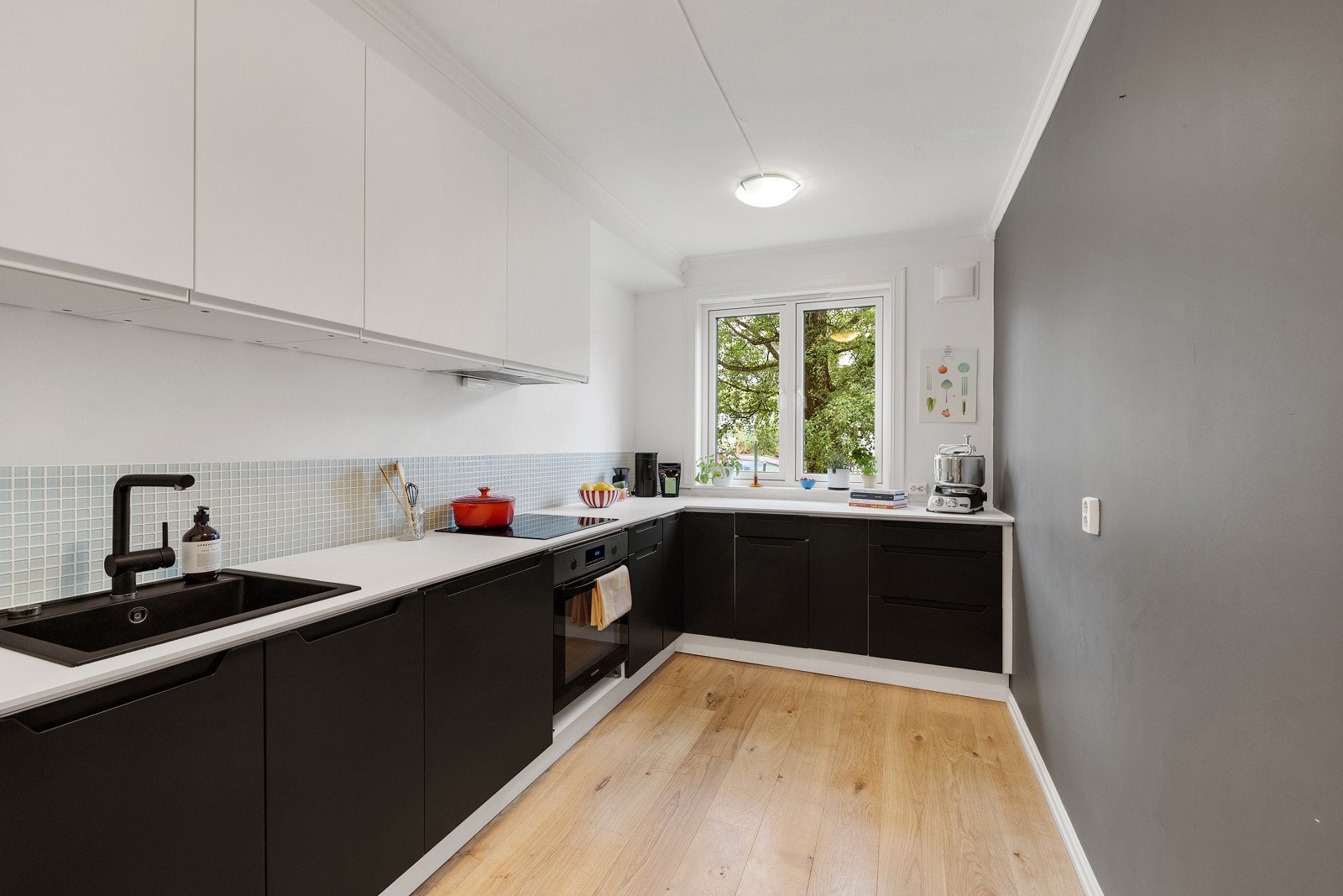 Leiligheten har et lyst separat kjøkken med god lagringsplass i over- og underskap. Galleribilde