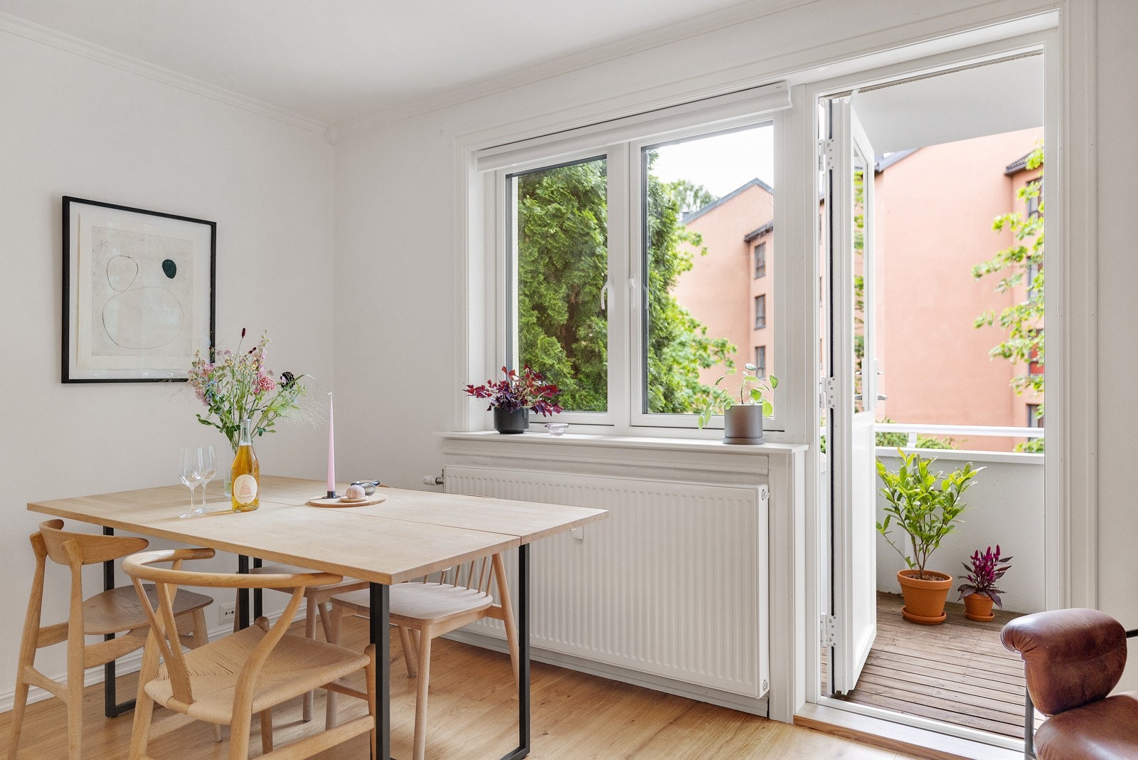 Fra stuen og kjøkkenet er det utgang til en herlig vestvendt balkong. Balkongen er på ca. 3 m², og har plass til sittegruppe og beplantning m.m. Galleribilde