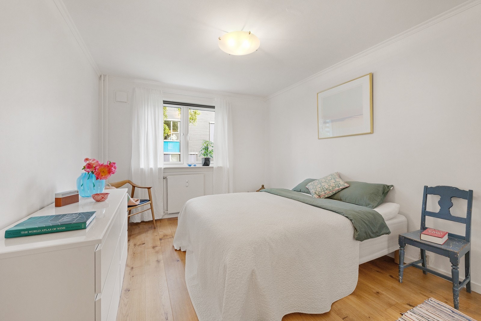 Leiligheten har et lyst og romslig soverom. Galleribilde