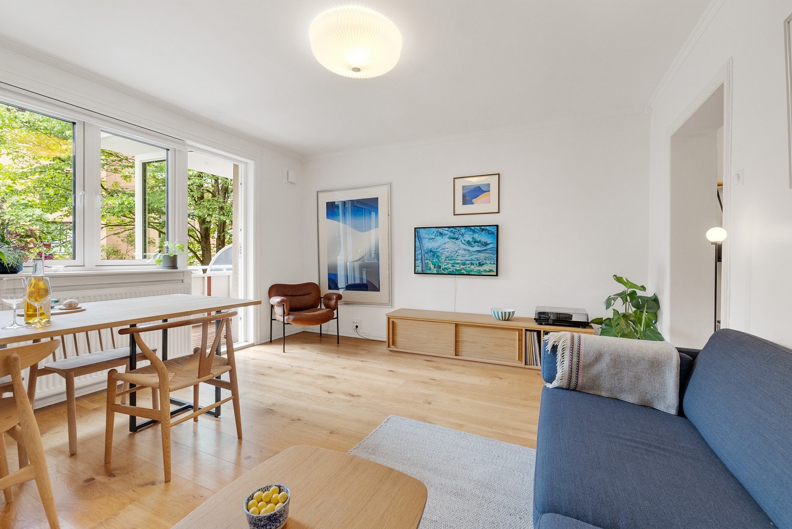 Stuen er det naturlige oppholdsrommet i leiligheten, og er et stort og lyst rom. Galleribilde