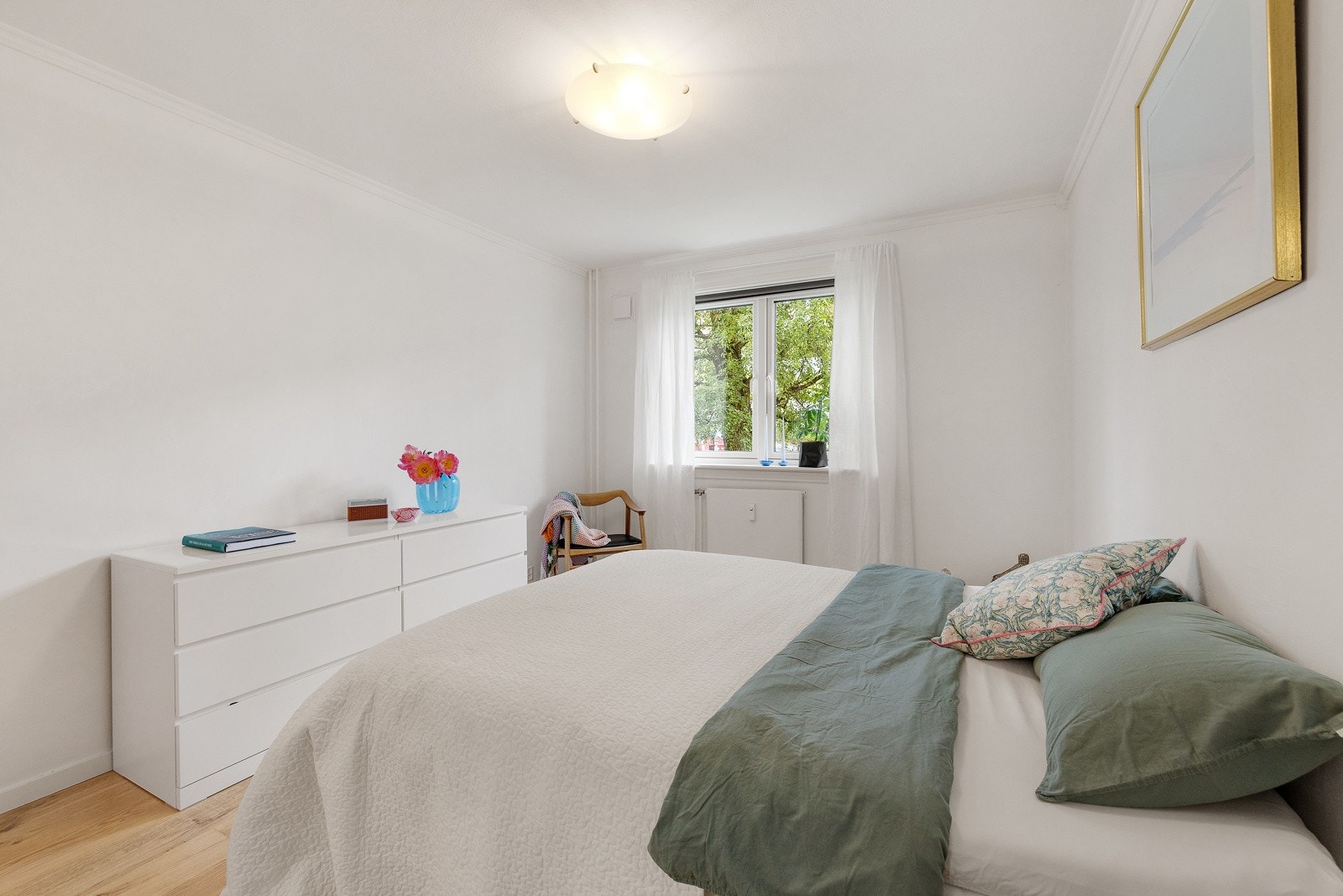 På soverommet har du plass til en stor dobbeltseng med tilhørende nattbord, samt en kontorpult eller kommoder. Galleribilde