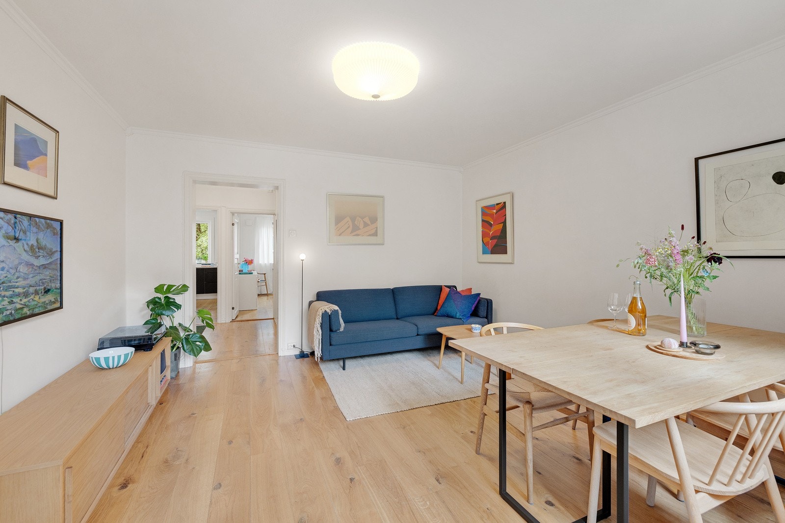 Gulvet er belagt med pen en-stavs parkett og alle overflater ble malt i 2020. Galleribilde