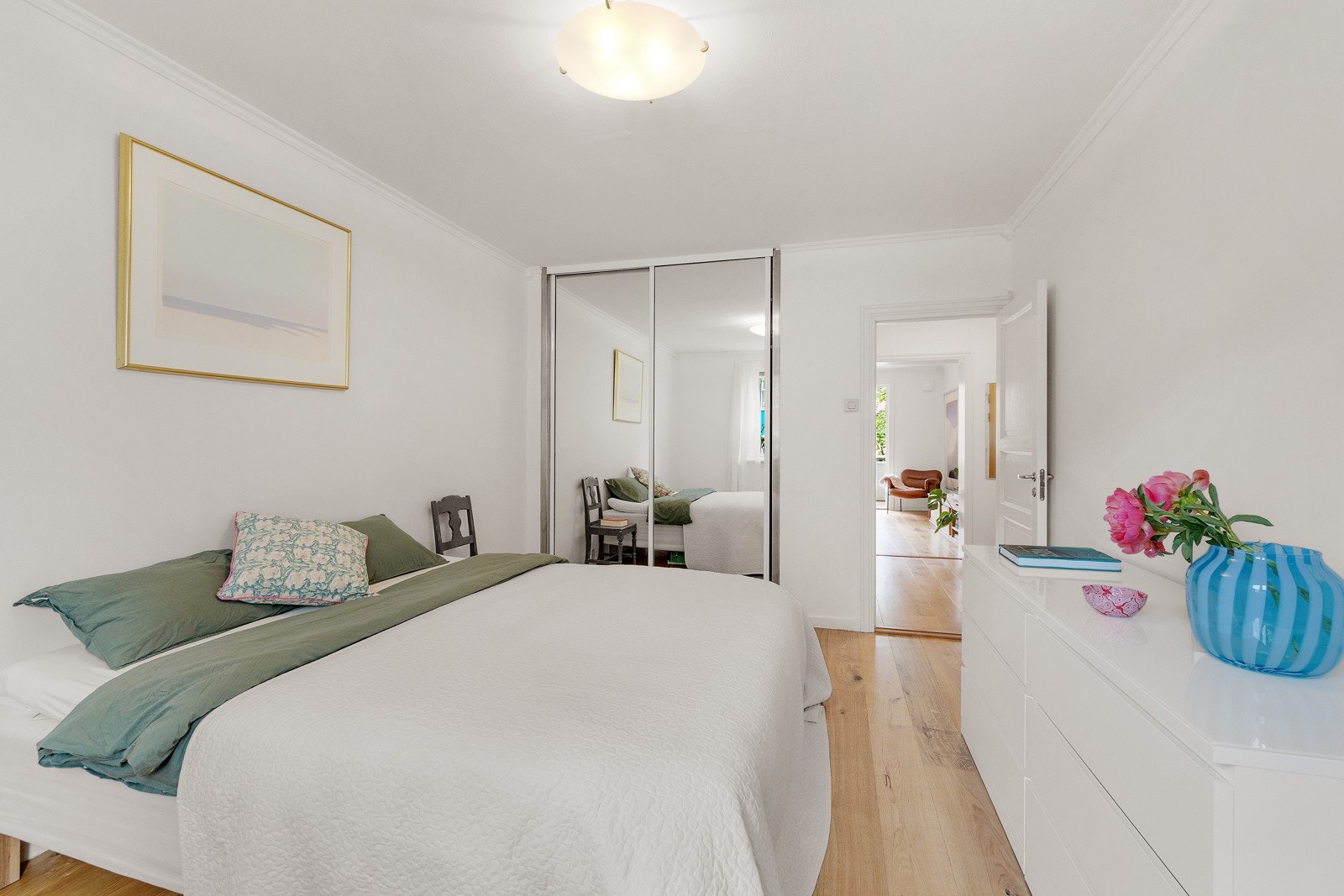 God lagringsplass i skyvedørsgarderobe med speilfronter. Galleribilde