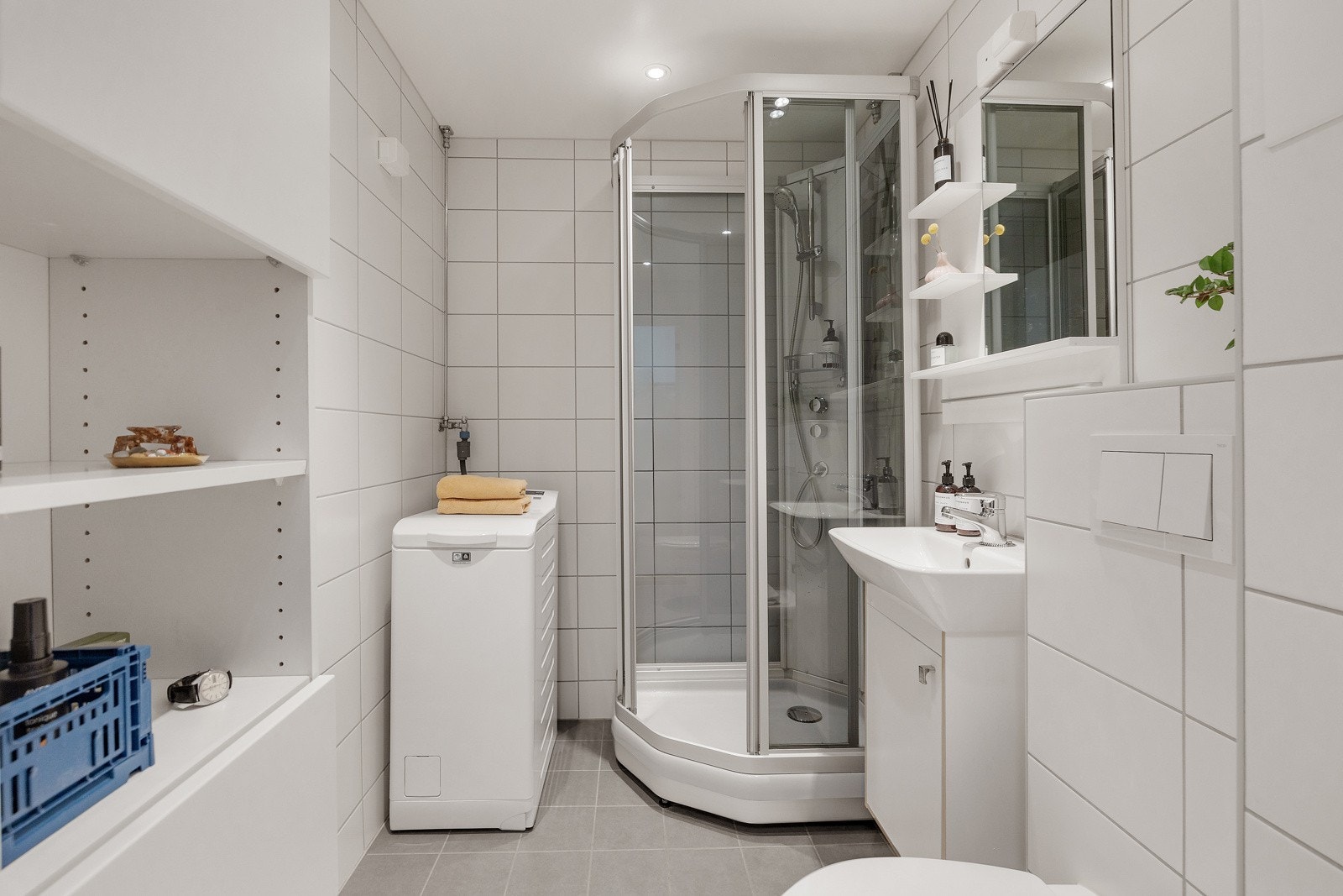 Leiligheten har et lyst og pent flislagt baderom som ble pusset opp i regi av borettslaget i 2017. Galleribilde