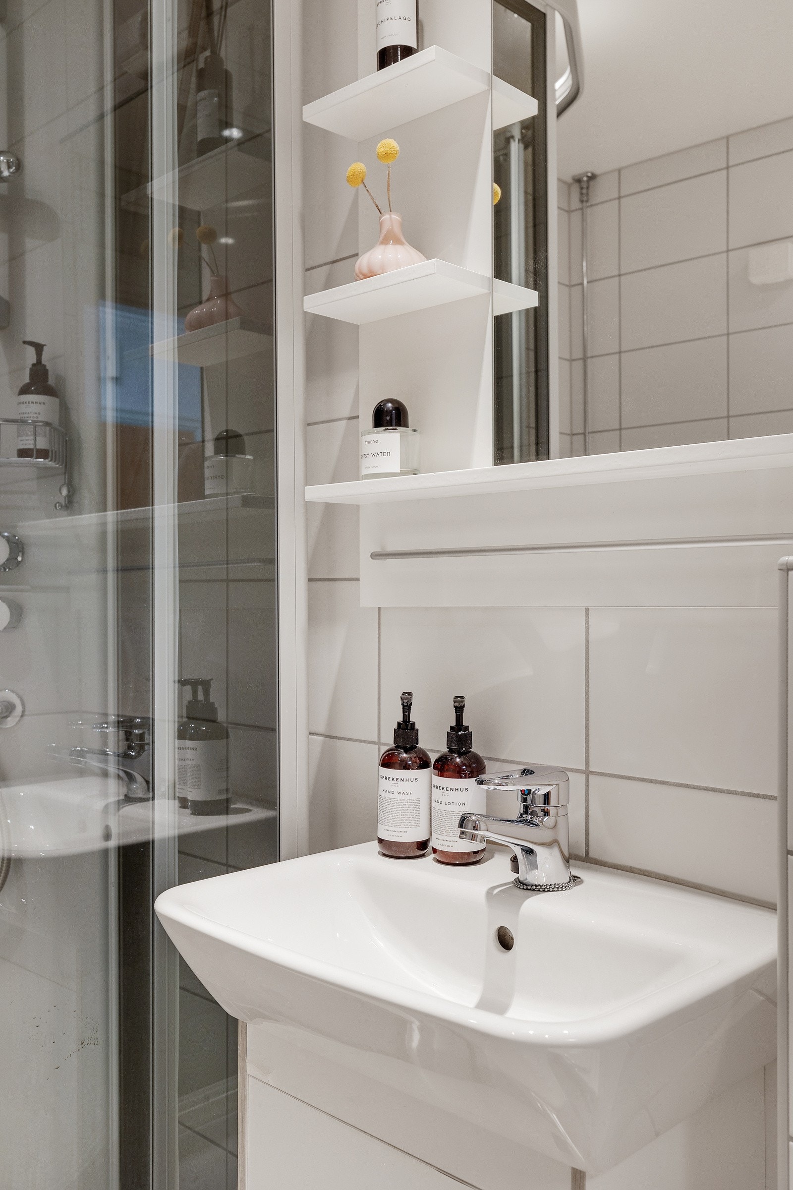 Baderommet er utstyrt med servantskap med speil over, dusjkabinett og vegghengt toalett. Galleribilde