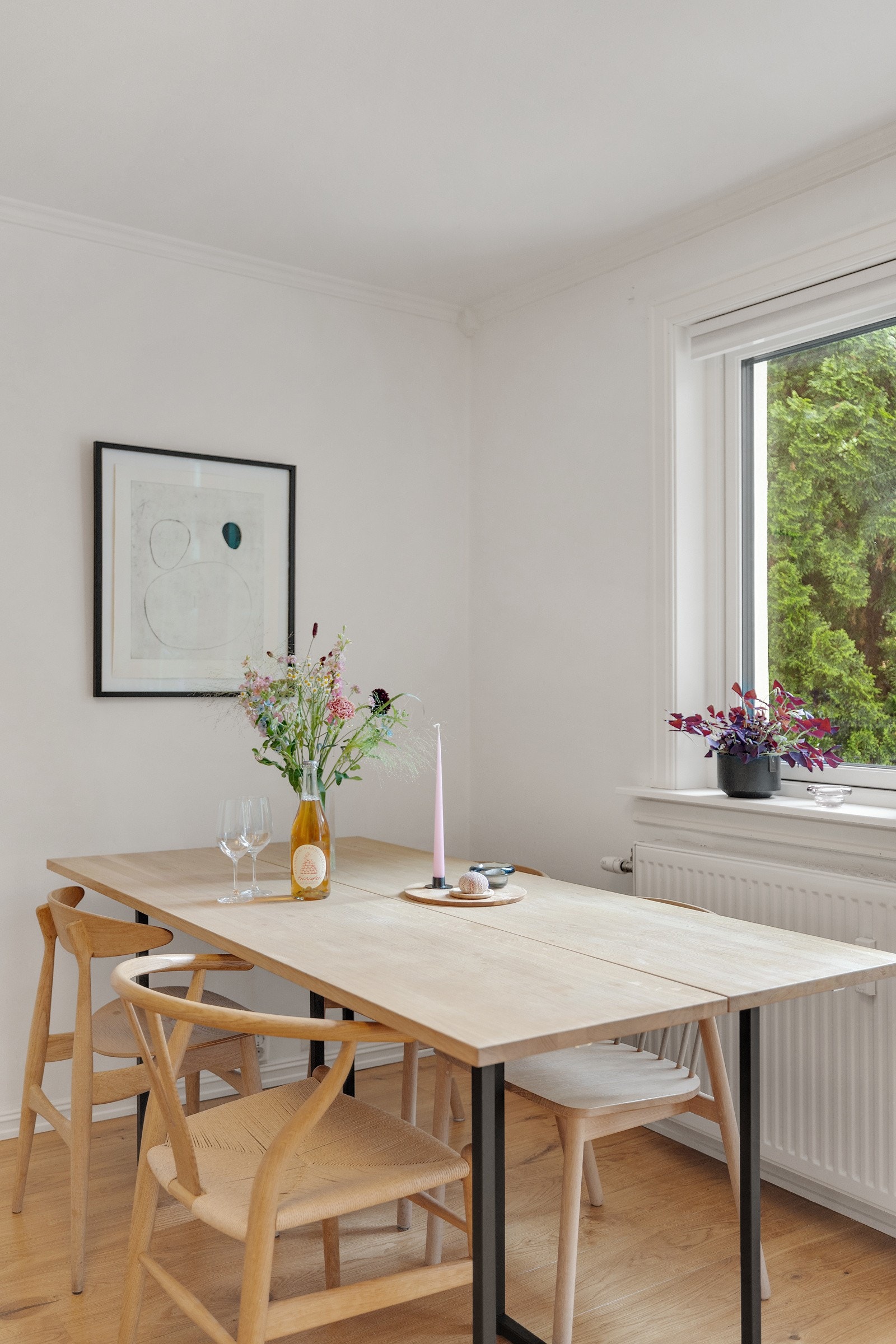 Leiligheten holdes god og lun på vinterstid med bergvarme til radiatorer. Galleribilde