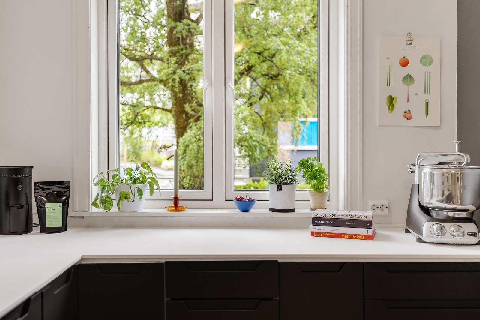Også på kjøkkenet slippes det inn rikelig med naturlig dagslys. Galleribilde