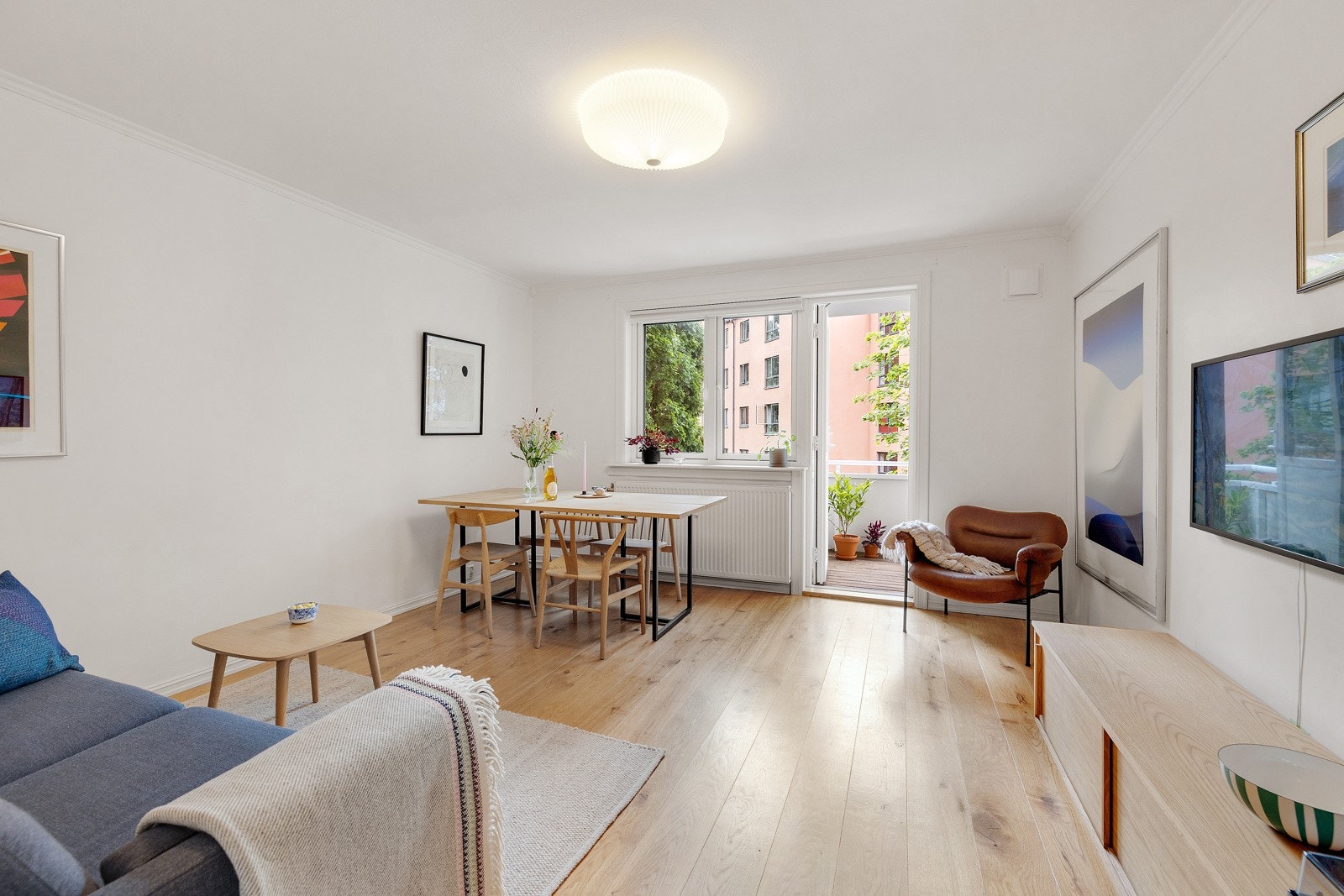 De store vindusoverflatene slipper inn rikelig med naturlig dagslys. Galleribilde