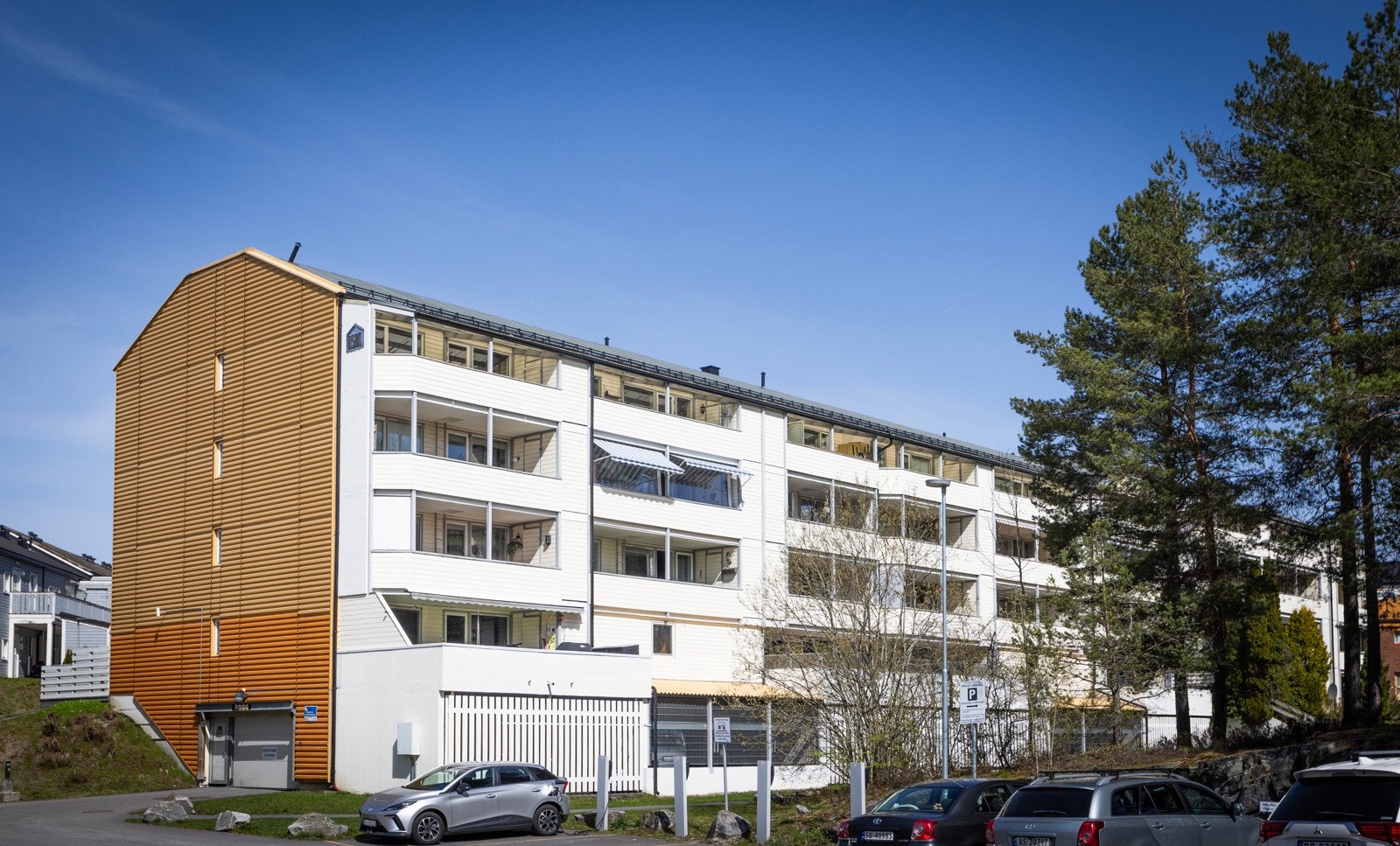 Boligen har en sentral beliggenhet i et veletablert, barnevennlig og trafikkskjermet boligområdet på Holmlia. Galleribilde