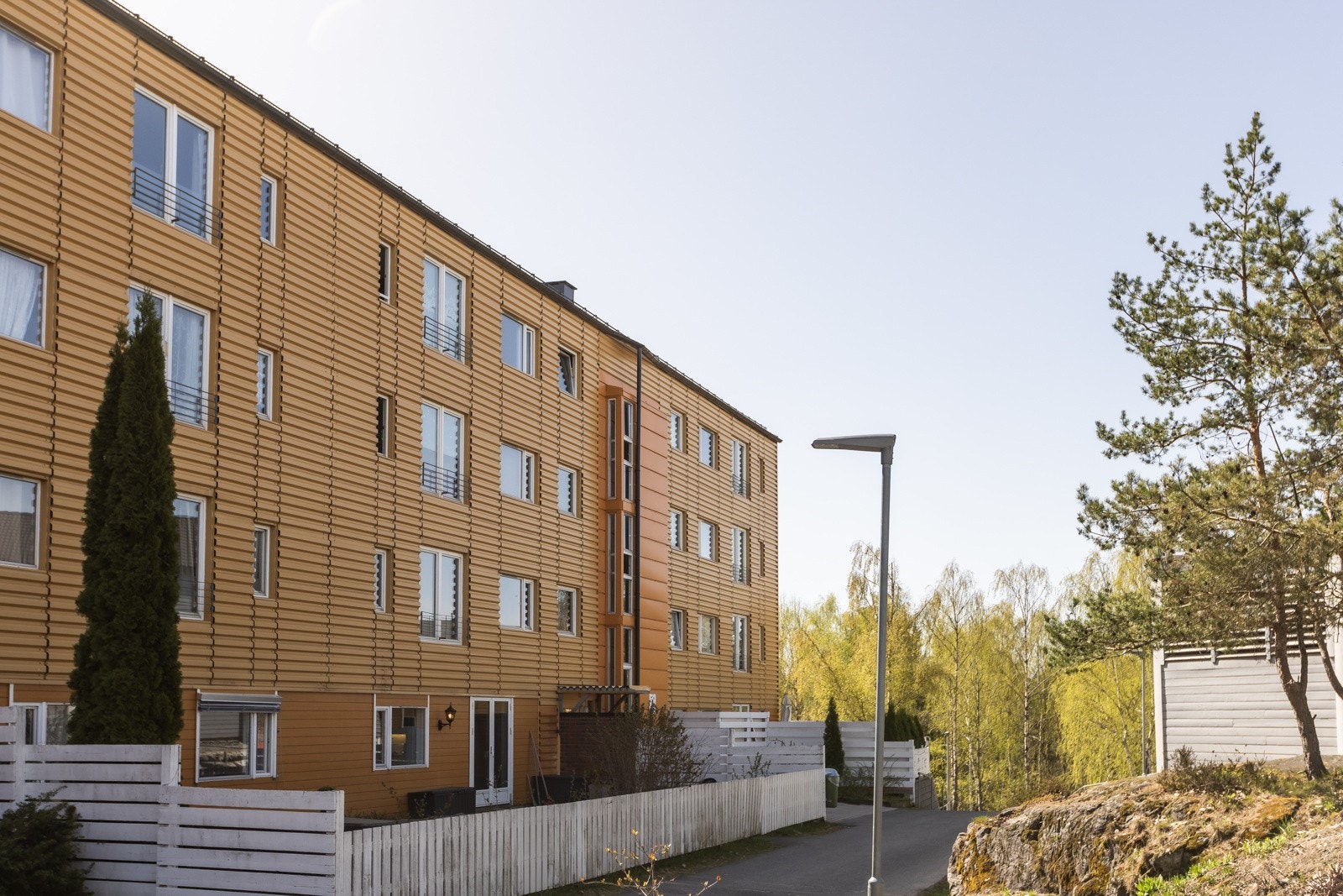 Fra boligen er det kort vei til nye Holmlia senter med alt av fasiliteter innenfor servicetilbud slik som serveringssteder, butikker, apotek, helsestasjon, treningssenter, offentlig kommunikasjon som buss og tog. Galleribilde