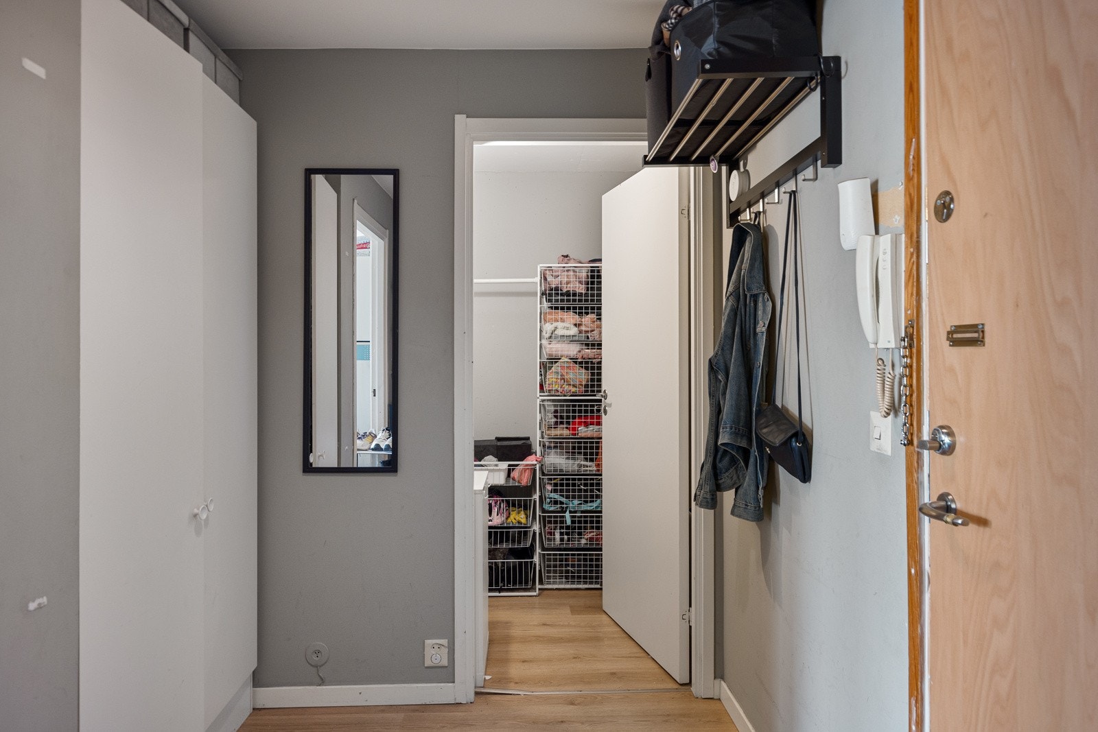 Hyggelig entre med oppbevaring til yttertøy og sko. Galleribilde