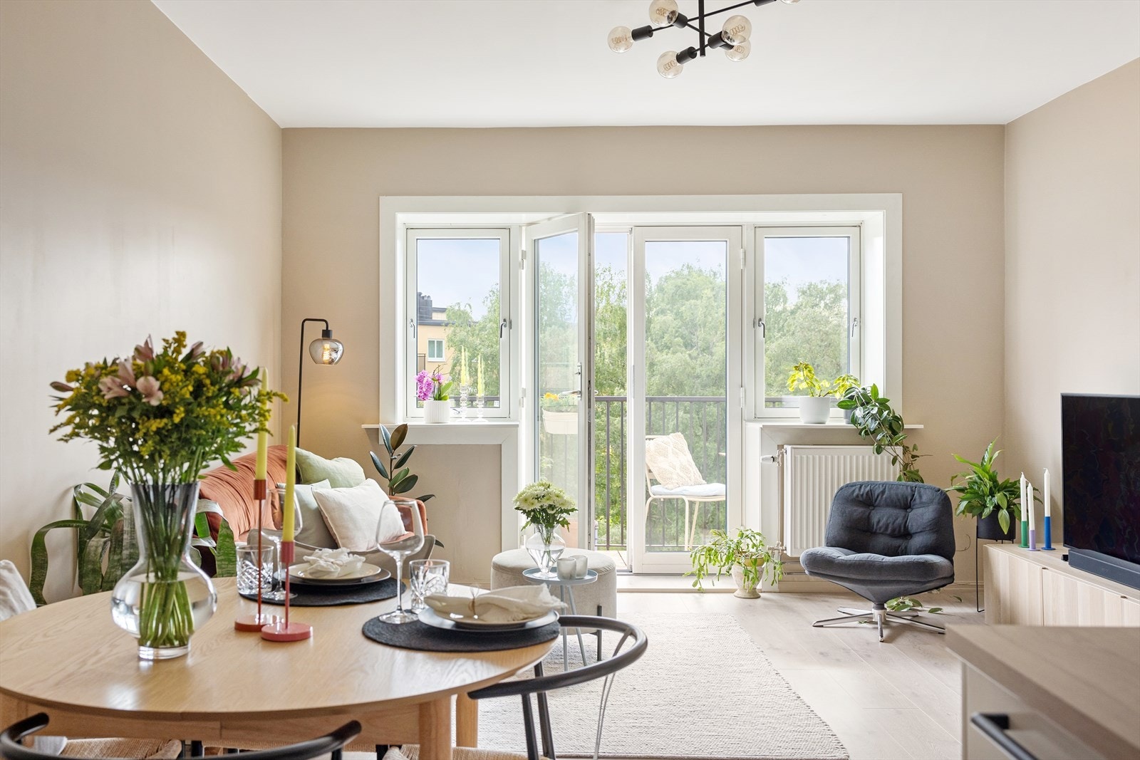 Planløsningen åpner opp for flere møbleringsmuligheter med god plass til sofagruppe, TV-møbler og spisebord med tilhørende stoler. Galleribilde