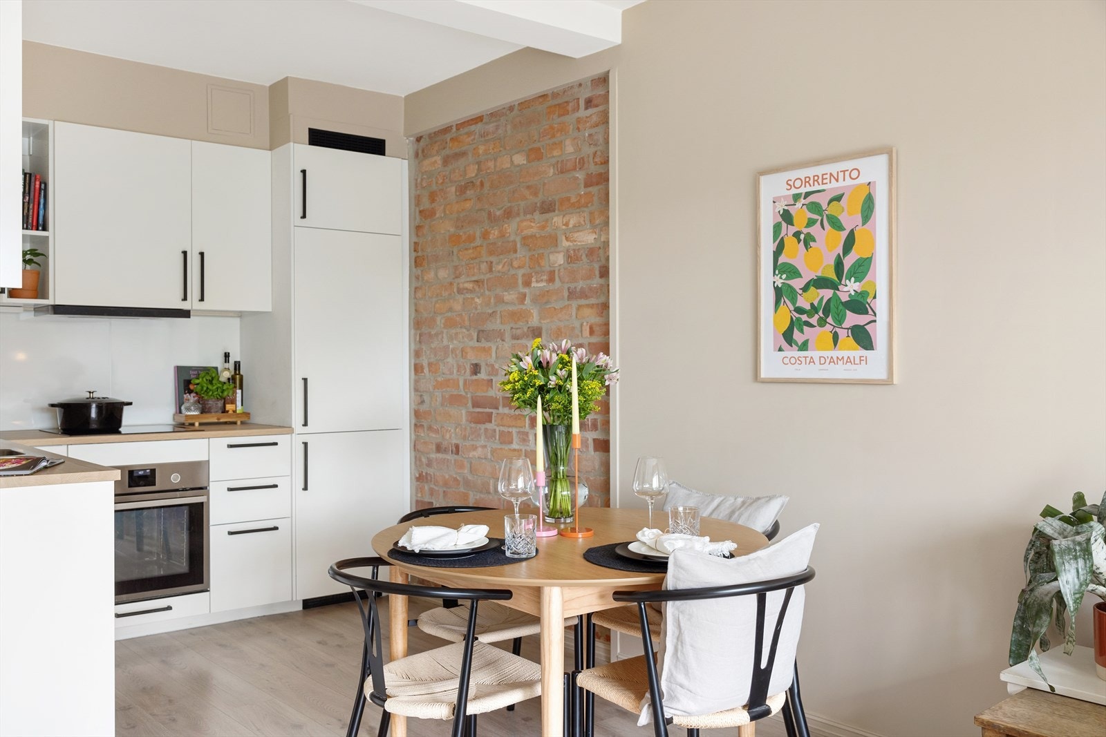 Den ene veggen på kjøkkenet er av teglstein, noe som gir leiligheten et ekstra særpreg. Galleribilde