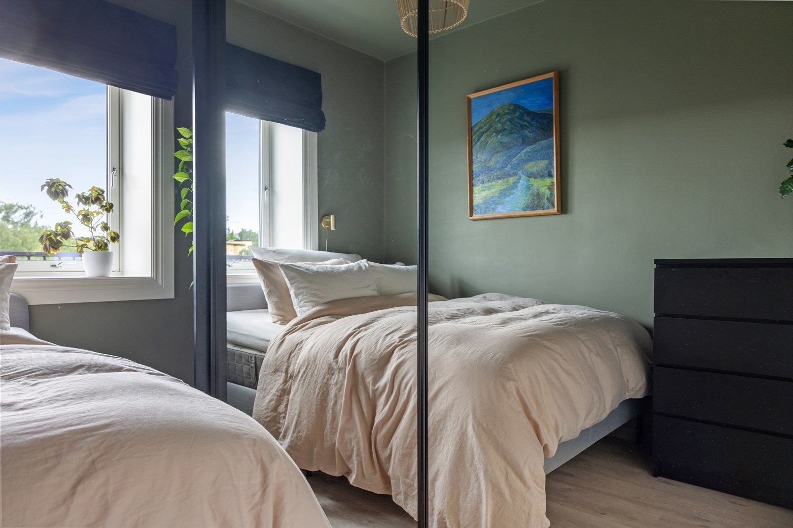 Det er et plassbygd garderobeskap fra 2020 med gode oppbevaringsmuligheter, som gir god organisering og utnyttelse av plassen. Galleribilde