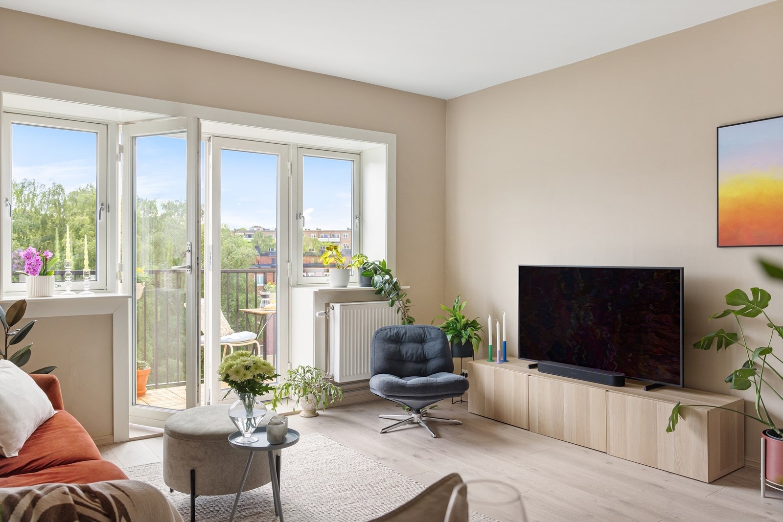 Gulvet er belagt med flott laminat, og overflatene er malt i delikate og moderne fargetoner. Galleribilde