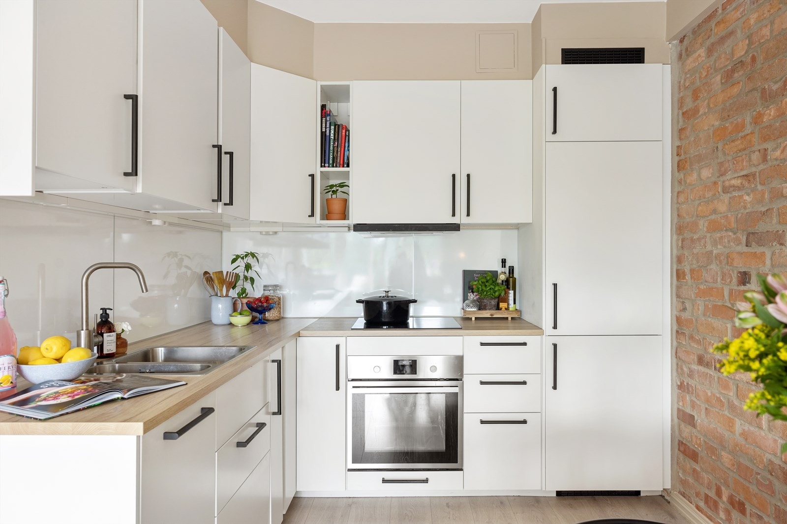 Stilrent kjøkken med god skap- og benkeplass. Galleribilde