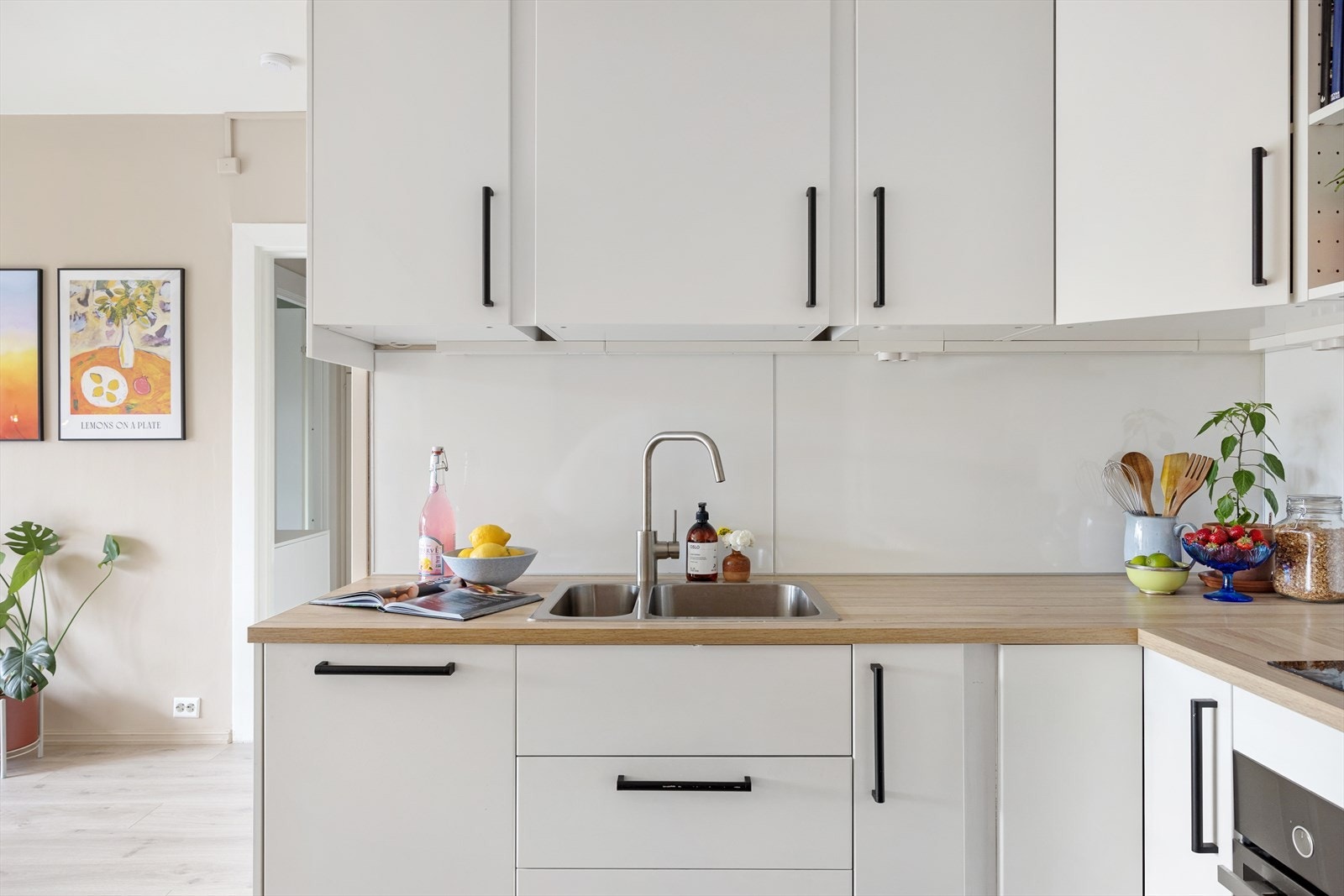 Kjøkkeninnredningen har nylakkerte fronter og nye håndtak fra 2022. Galleribilde