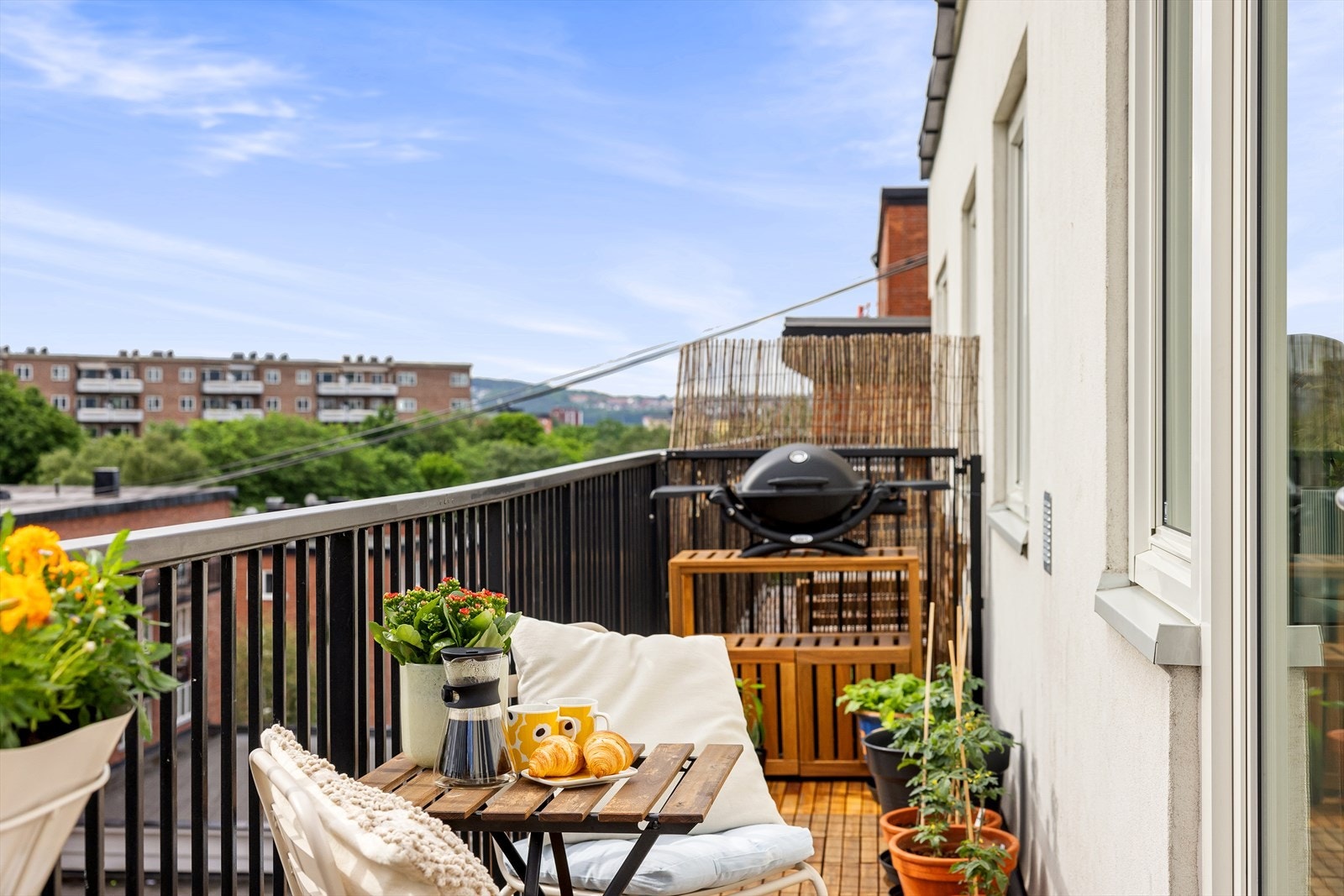 På vår- og sommerhalvåret blir balkongen som en forlengelse av stuen og innbyr til mer samvær og fine stunder med familie og venner. Galleribilde